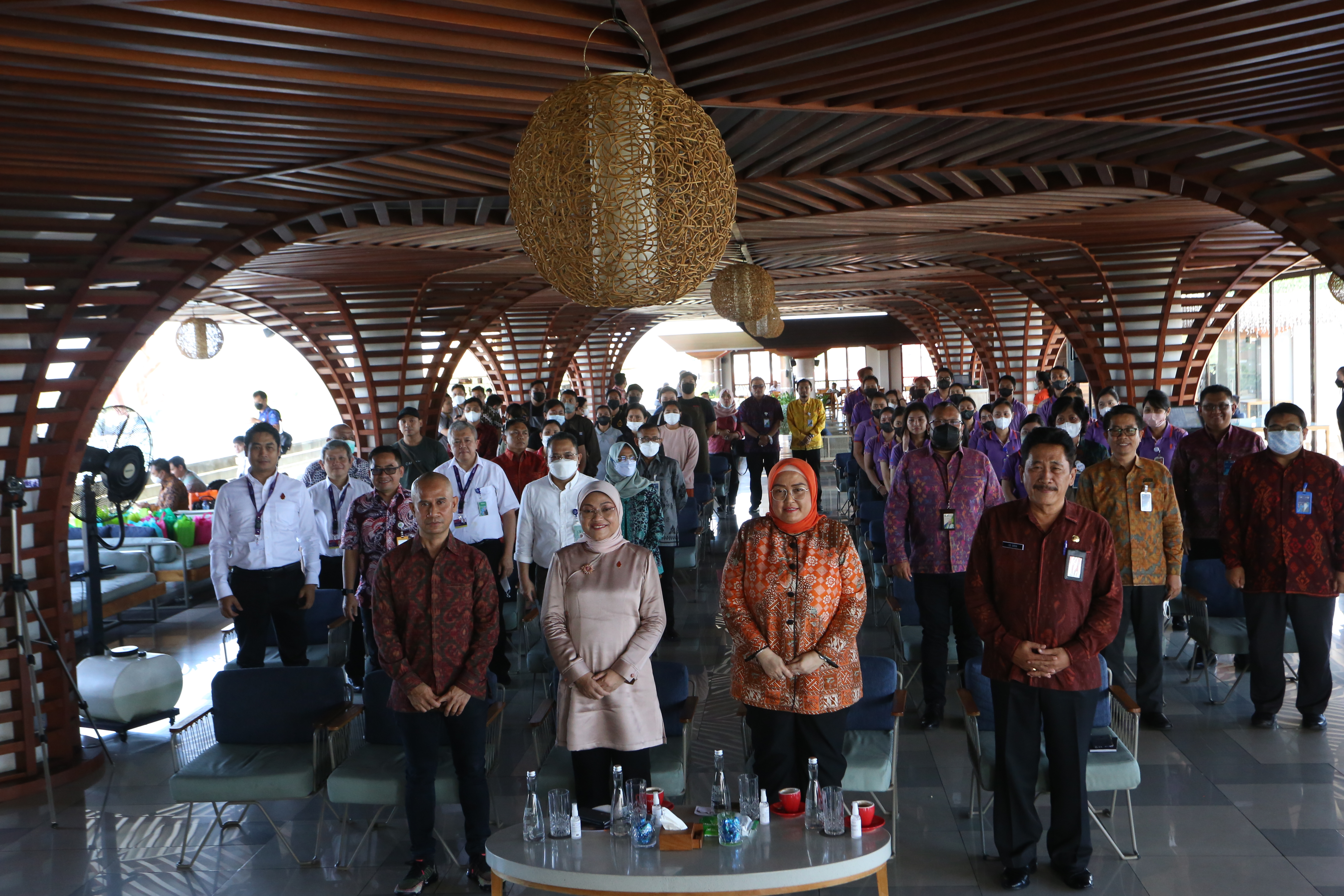 Menaker Ida Fauziyah memberikan BSU kepada karyawan Krisna Oleh-Oleh di Bali