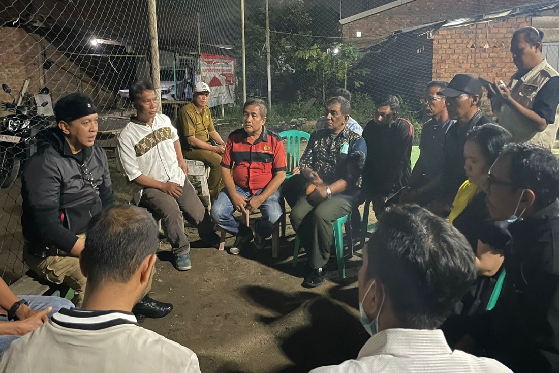 Kapolda Jambi Irjen A Rachmad Wibowo Selasa (13/9) malam turun kawasan Talang Duku untuk meredam kemarahan warga.