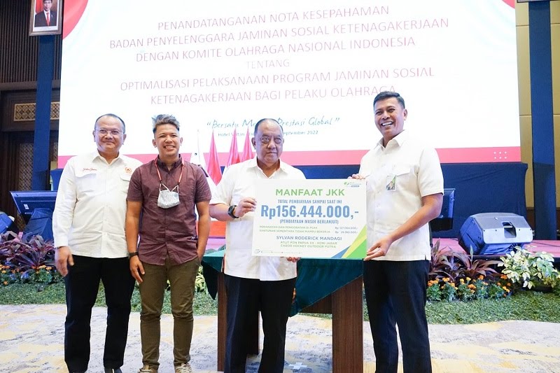 Dirut BPJS Ketenagakerjaan Anggoro Eko Cahyo beri santunan kepada  Sylvan Roderick Mandagi, atlet hoki, yang mengalami cedera pada PON XX.