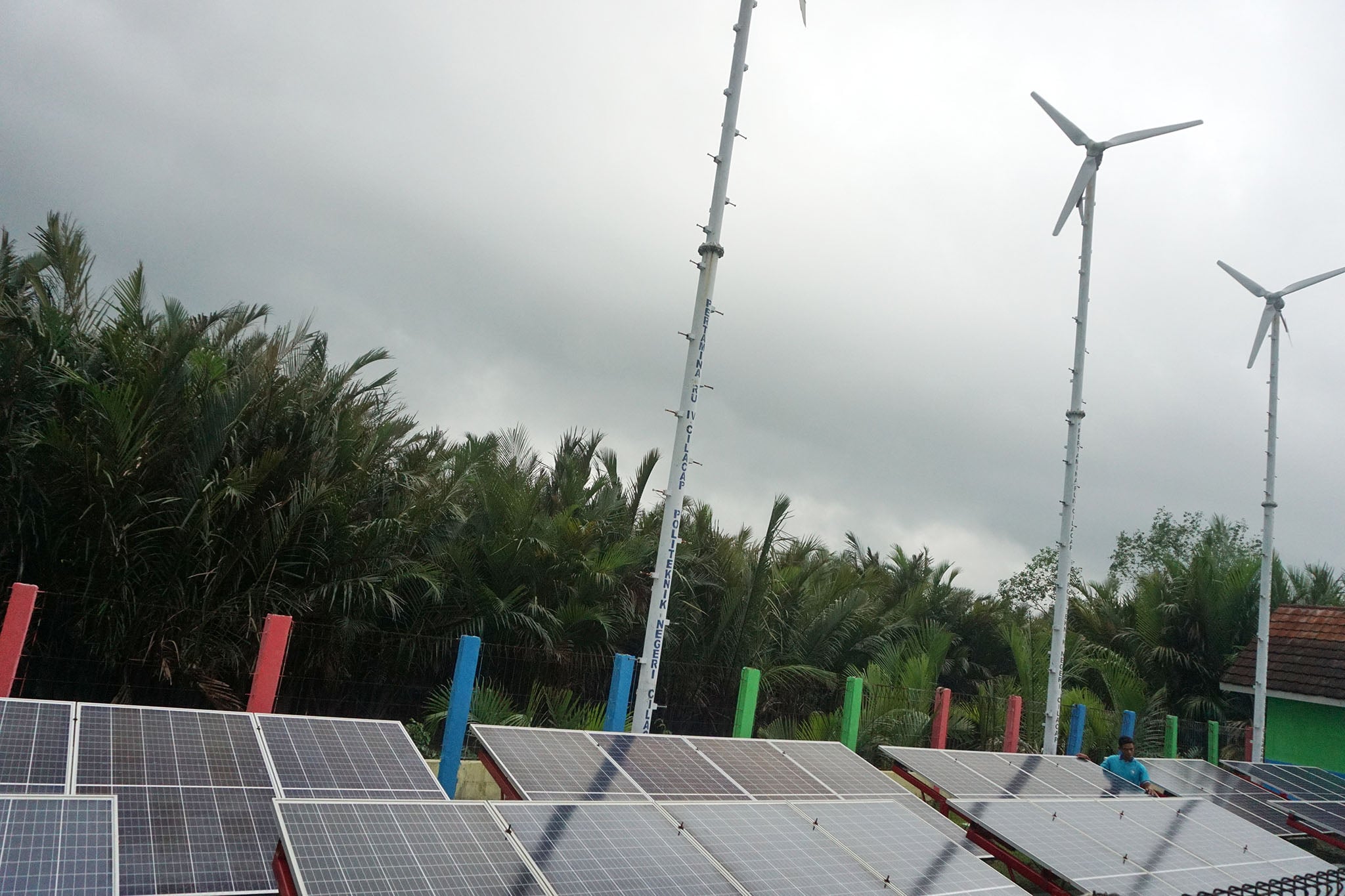 Kincir Angin dan Panel Surya Buka Asa Daerah Terpencil