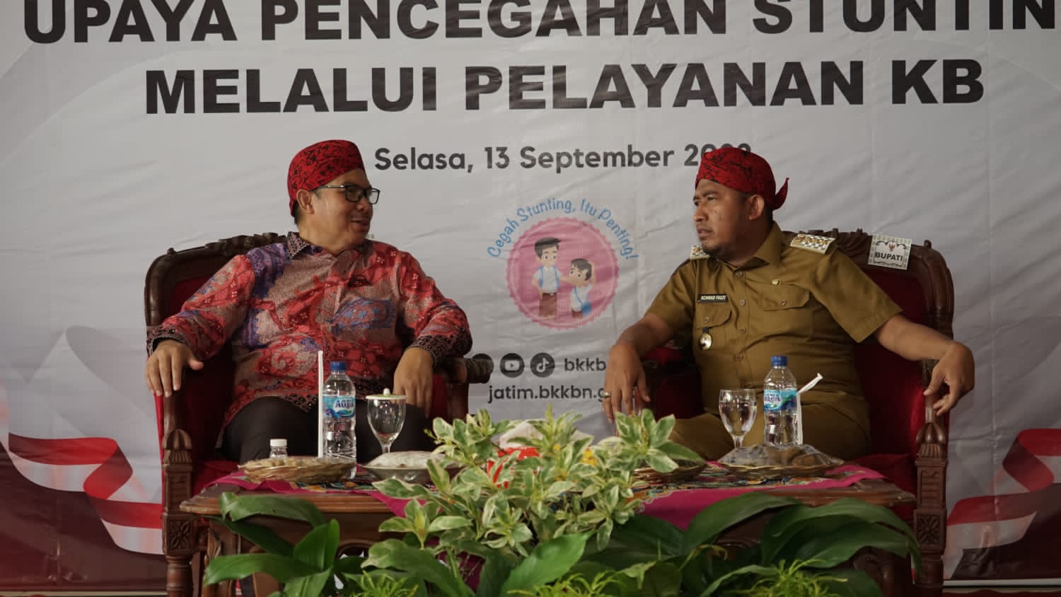 Kepala BKKBN  Hasto Wardoyo, SpOG (K) (kiri) saat mengunjungi Kabupaten Sumenep, Jawa Timur, Selasa (13/9).