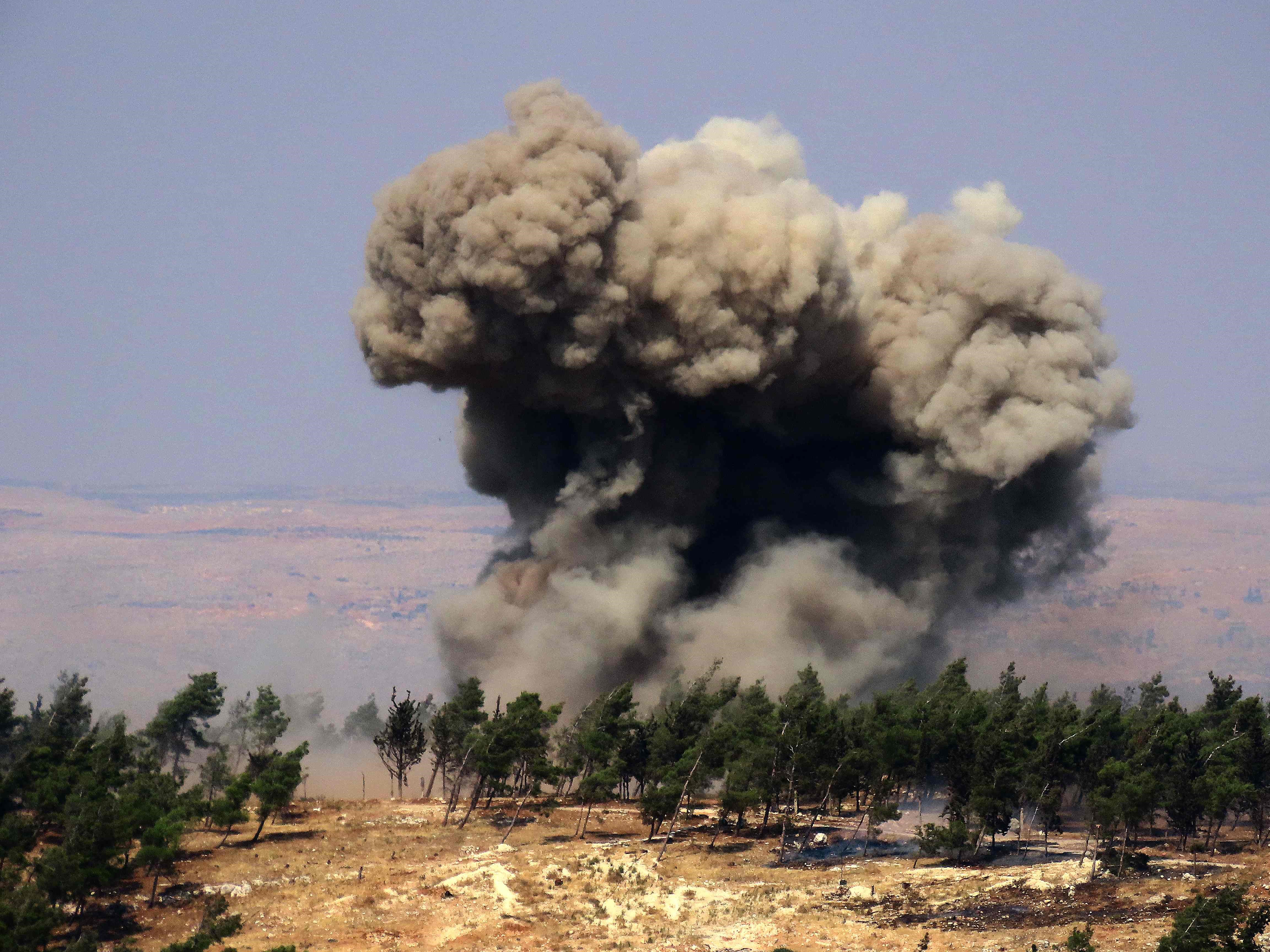 Asap mengepul di lokasi serangan Rusia yang dilaporkan di kawasan hutan di sebelah barat kota Idlib yang dikuasai pemberontak di Suriah.