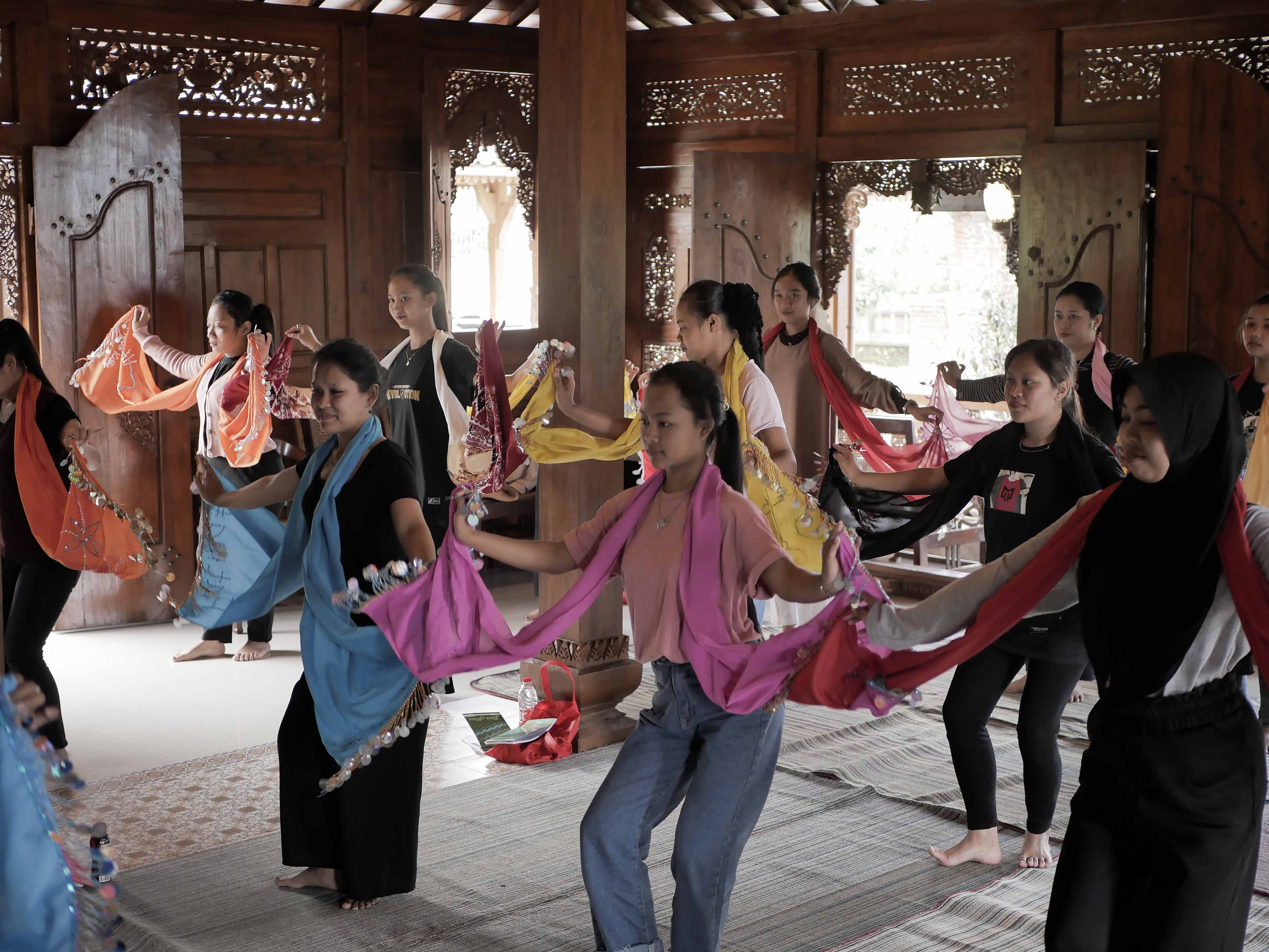 Seniman muda mempelajari Tari Lengger dalam program BBM di Kabupaten Wonosobo, Jawa tengah