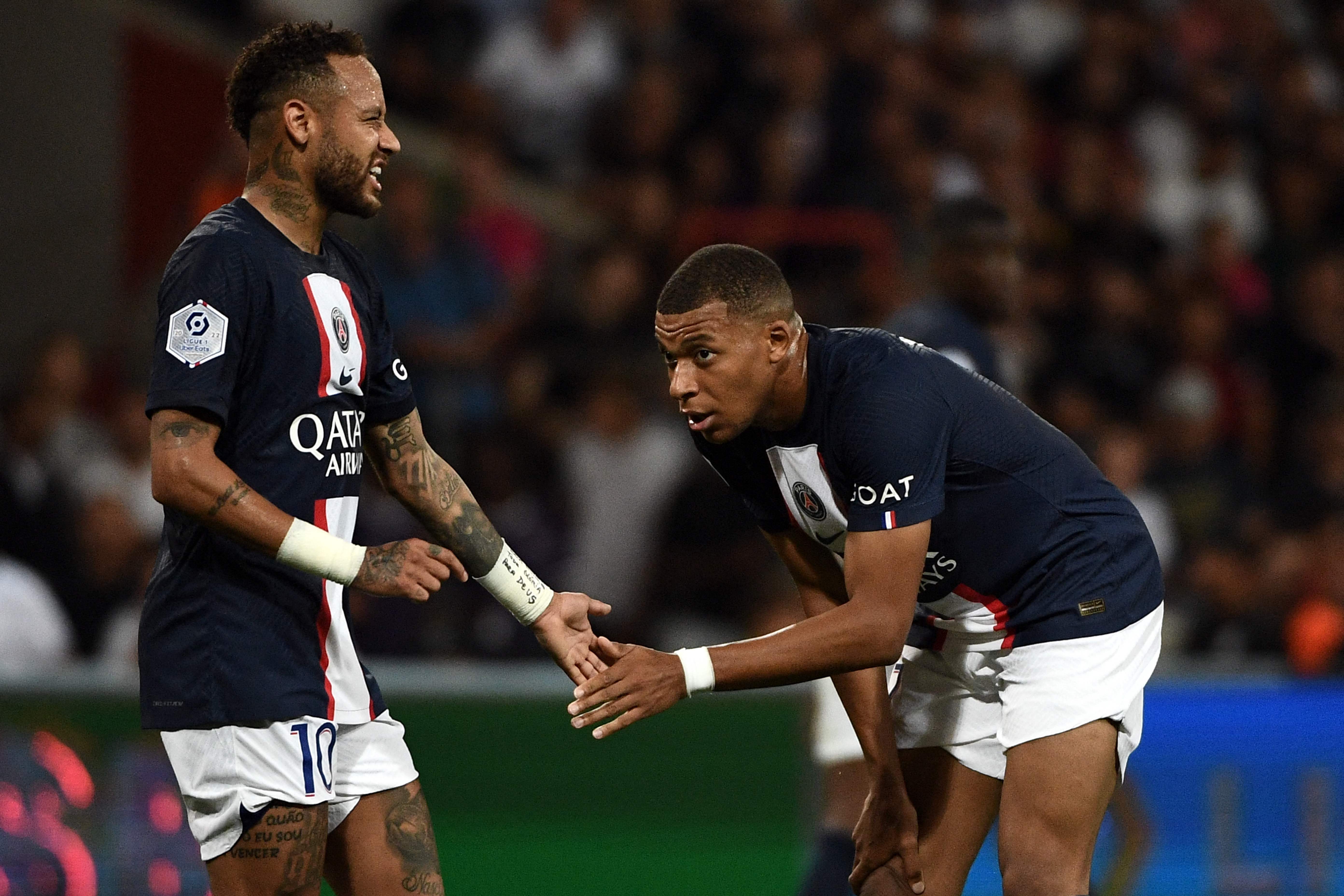 Duet penyerang PSG Neymar dan Kylian Mbappe melakukan selebrasi usai mencetak gol ke gawnag Toulouse di laga Ligue 1.