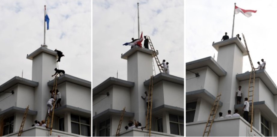 Aksi teatrikan untuk memperingati peristiwa perobekan bendera Belanda di Hotel Majapahit, Jl Tunjungan, Surabaya, Rabu (19/9/2018).