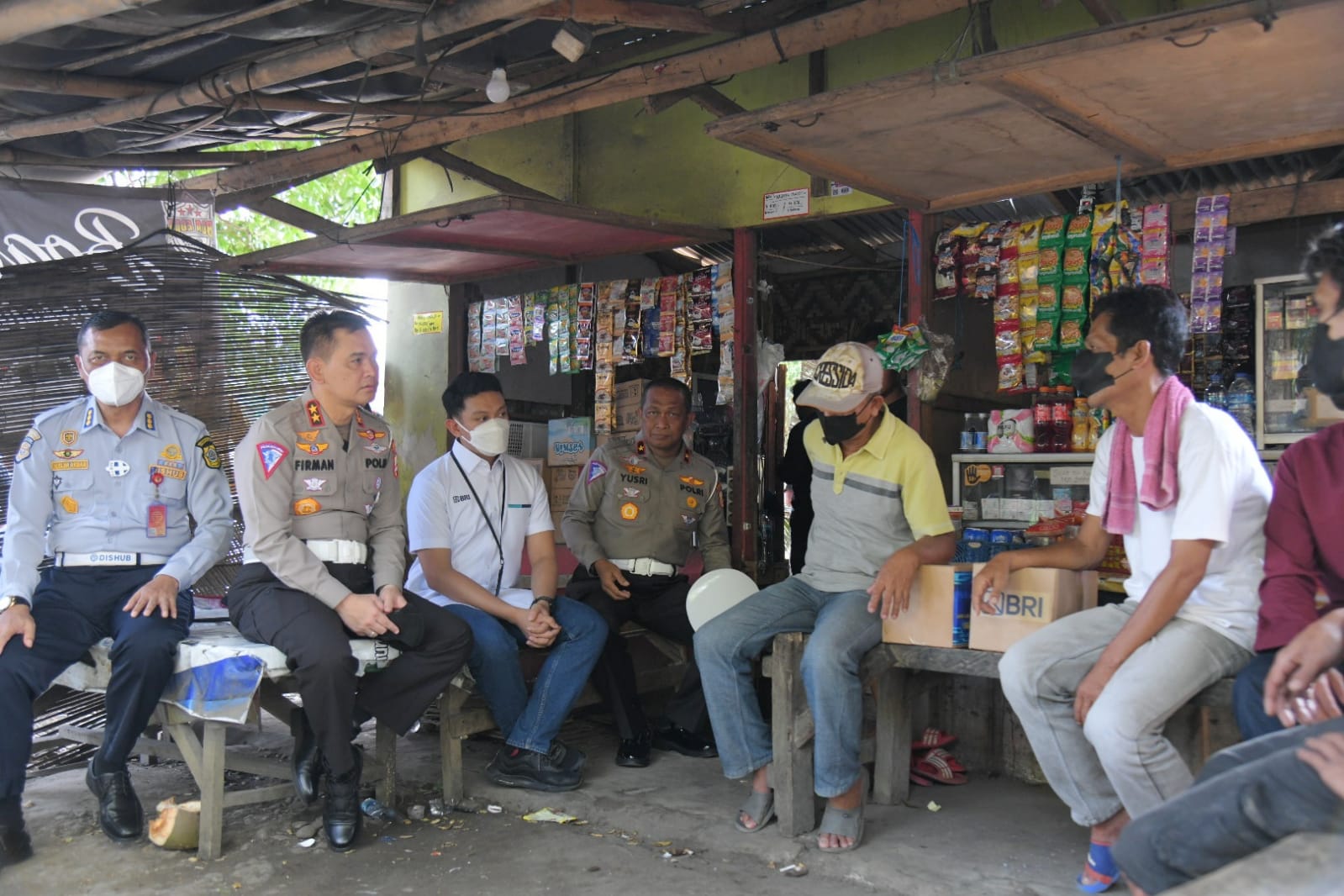 Kakorlantas Polri Irjen Pol Firman Shantyabudi menyempatlan diri mampir disebuah warung kopi dekat terminal Jasinga, Bogor dengarkan sopir