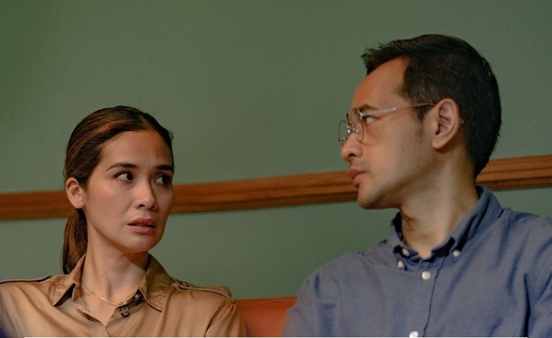 Marsha Timothy (kiri) dan Oka Antara saat tampil di film Noktah Merah Perkawinan