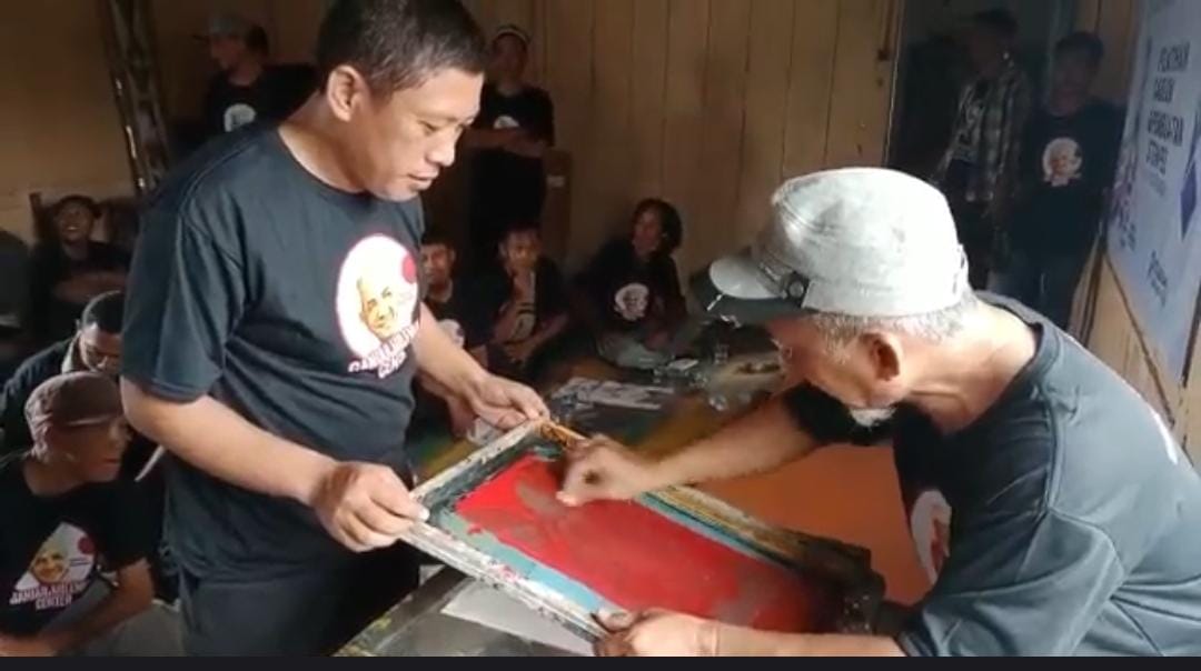 Relawan Ganjar Milenial Center (GMC) mengadakan pelatihan pembuatan stempel dan menyablon di percetakan Lambang Kotabumi, Lampung Utara,