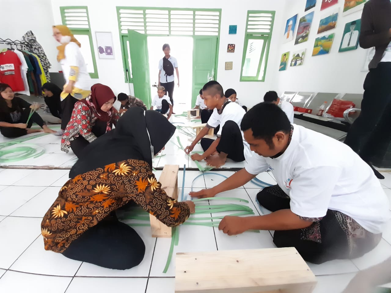 Pemberian keahlian anyaman kepada kaum disabilitas di Sentra Budi Perkasa Palembang.