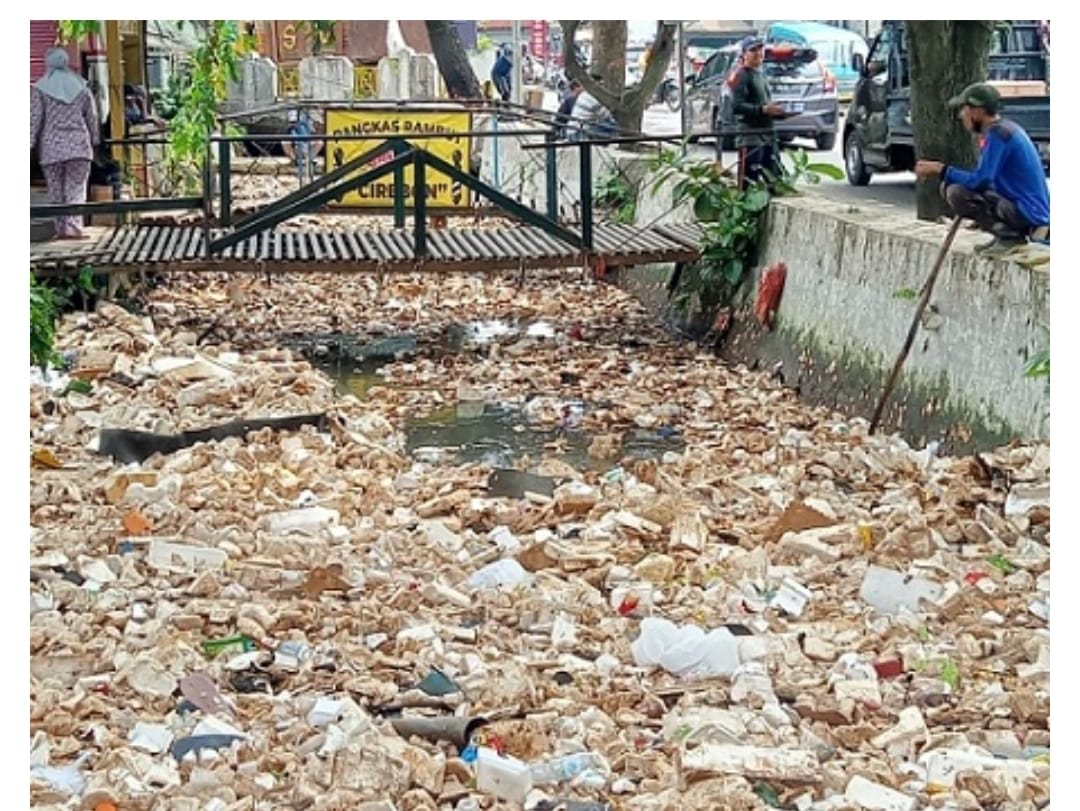 Sampah memenuhi Kali Krukut dan Kali Licin di Depok