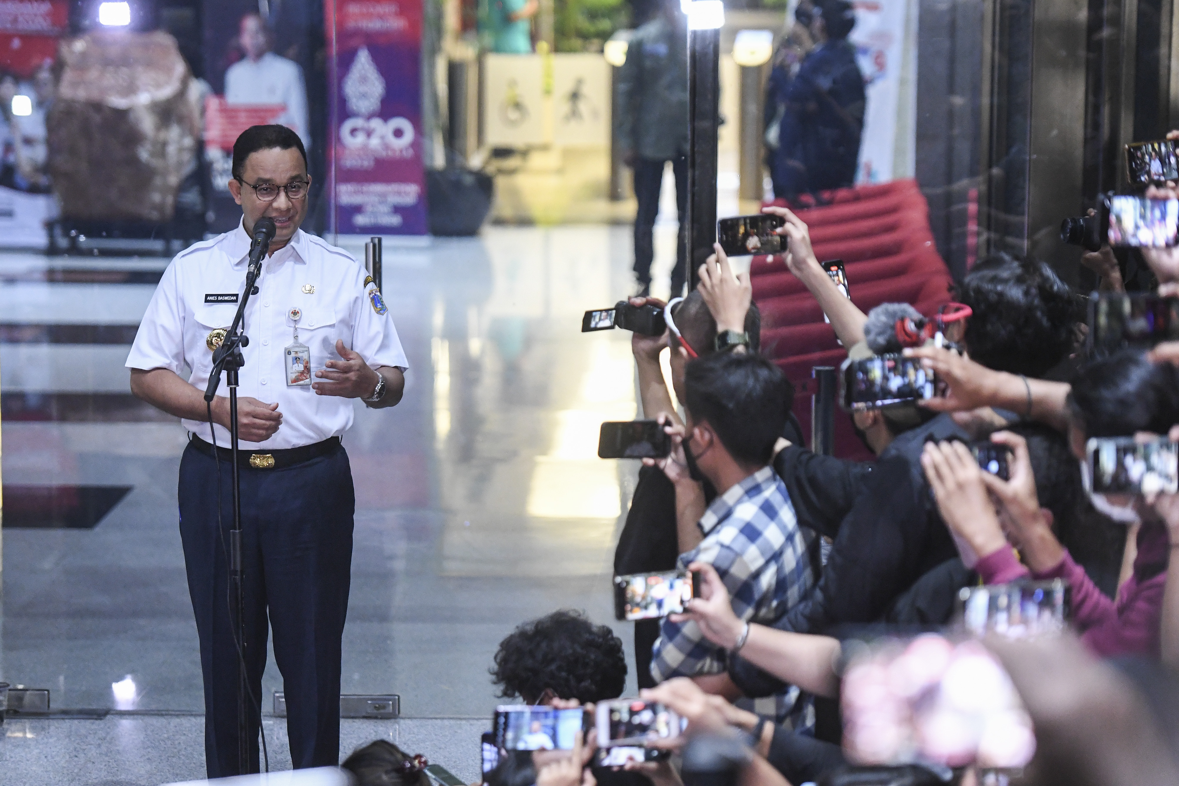 Gubernur DKI Jakarta Anies Baswedan saat memberikan keterangan kepada wartawan.