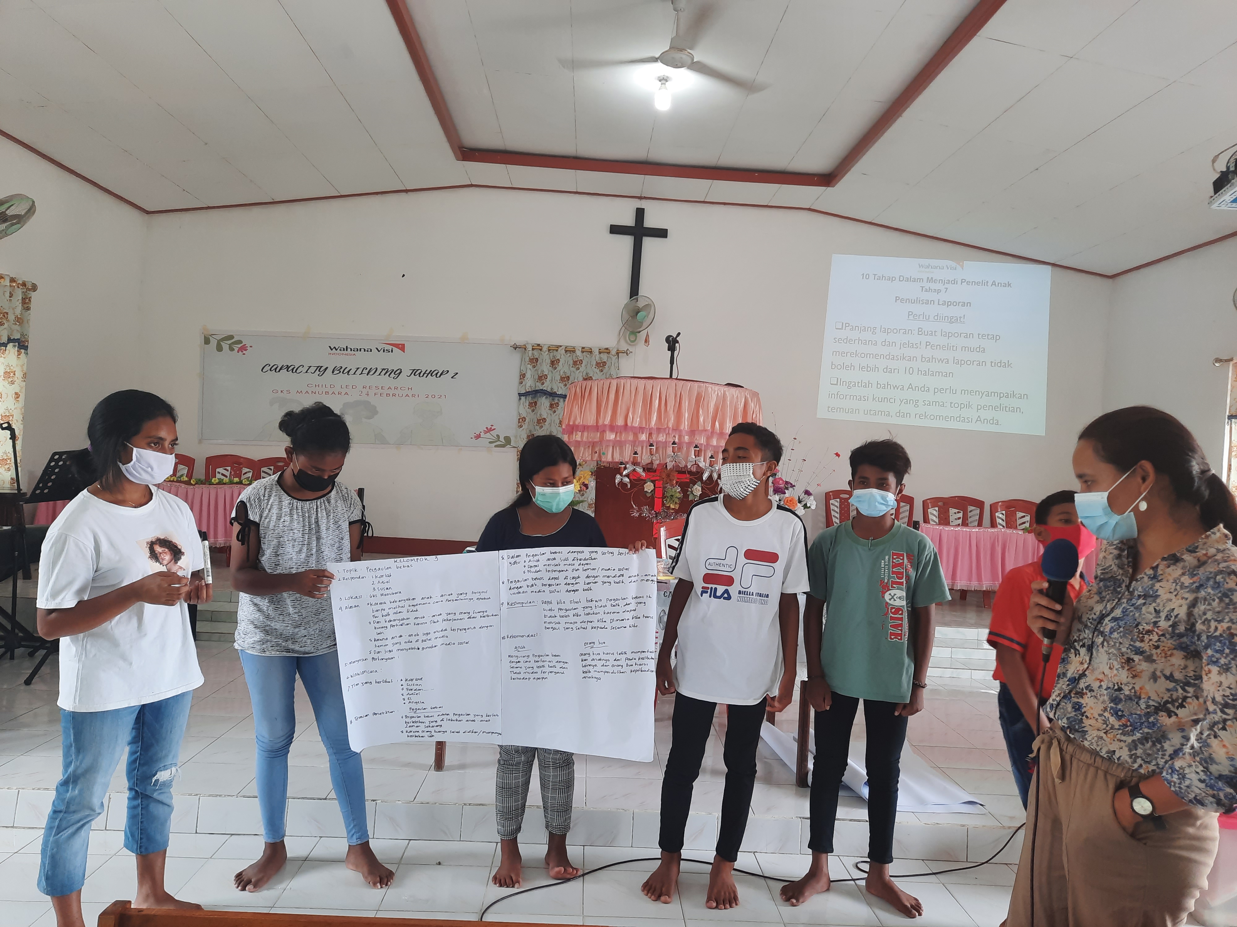 Anak-anak Sumba Timur sedang diajari mengenai soal Hak-Hak Anak oleh Pengurus Gereja dan WVI