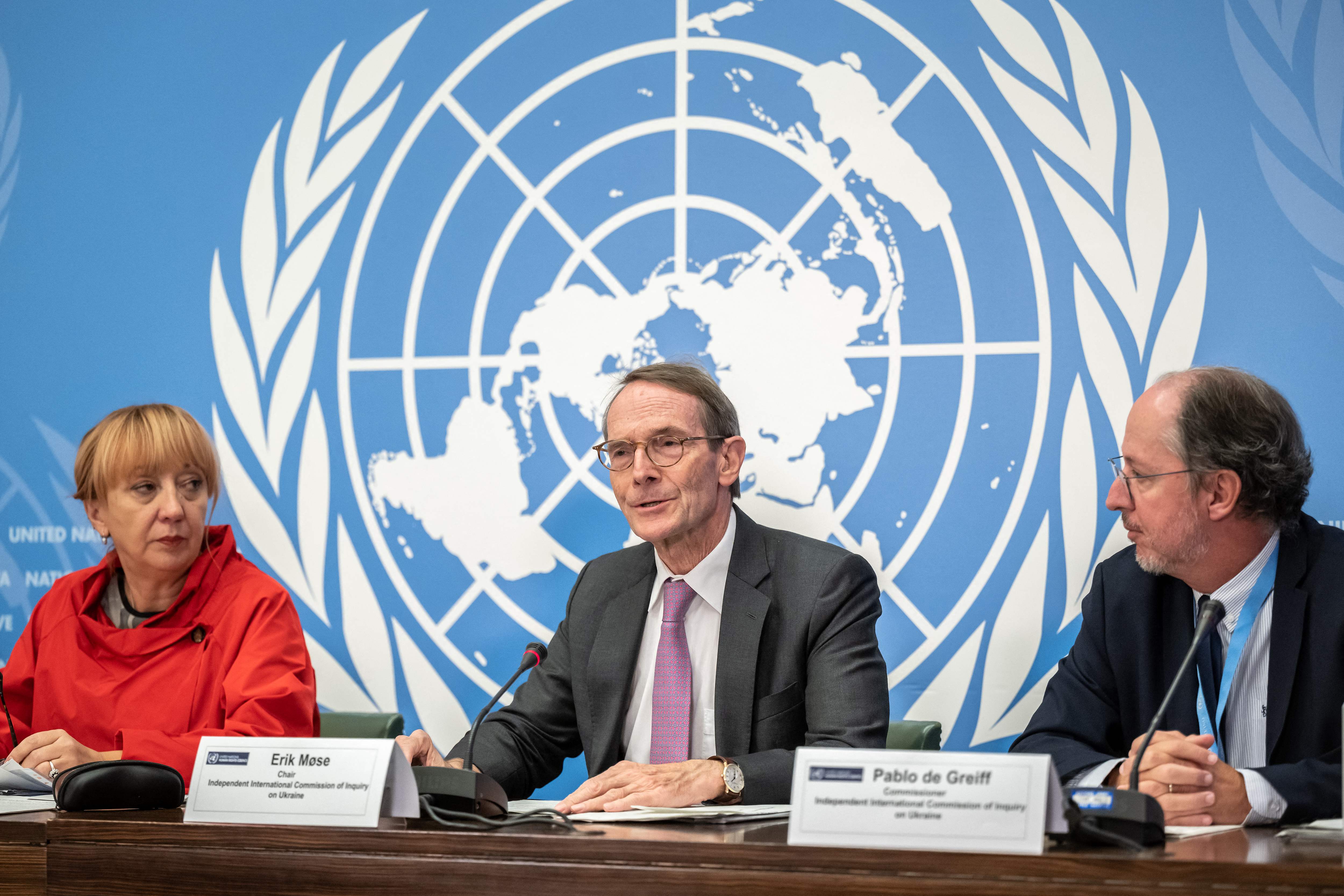 Kepala Tim Investigasi Kejahatan Perang di Ukraina yang dibentuk PBB, Erik Mose (tengah), memberikan keterangan di Jenewa, Jumat (23/9).