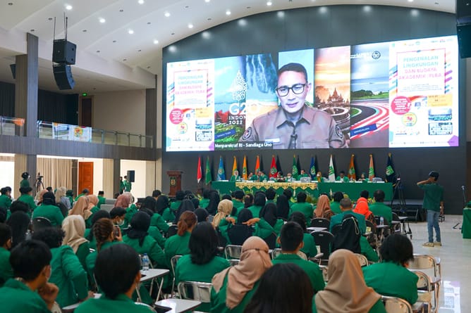 Menparekraf Dr. H. Sandiaga Salahuddin Uno, BBA., MBA memberikan motivasi kepada mahasiswa baru (Maba) Universitas Nasional, Kamis (22/9)