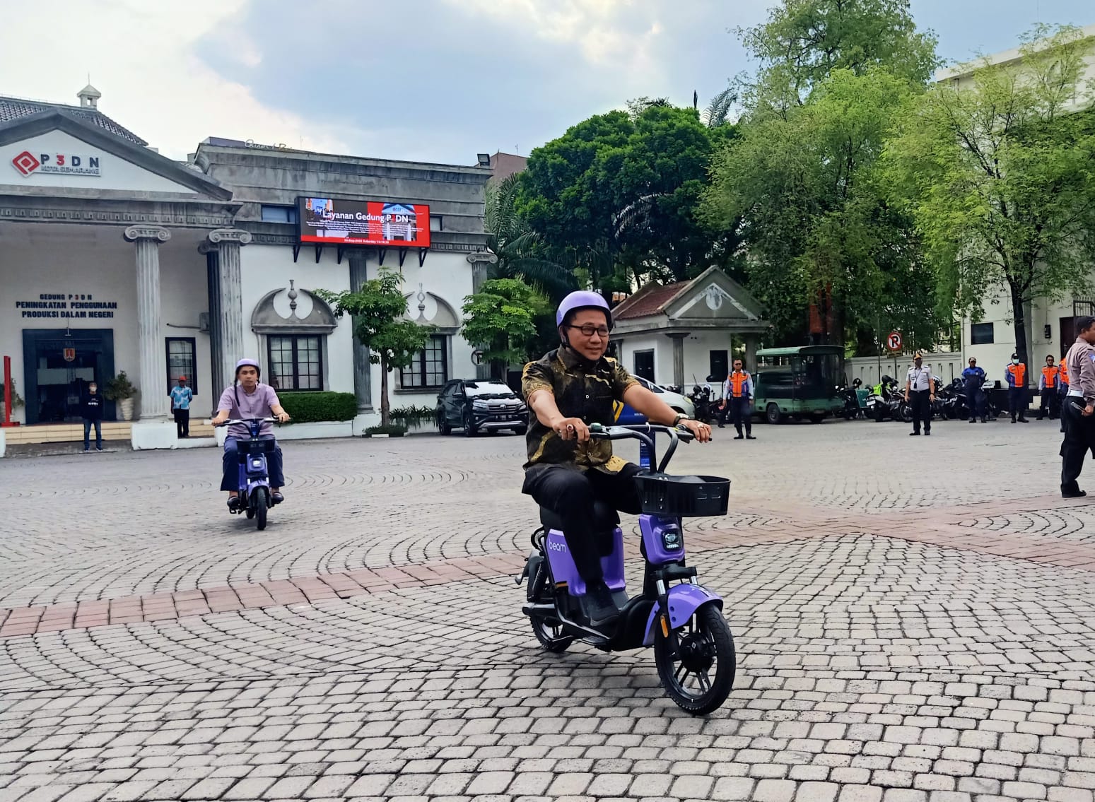 Sepeda listrik sewaan digunakan warga di sekitar simpang lima Semarang