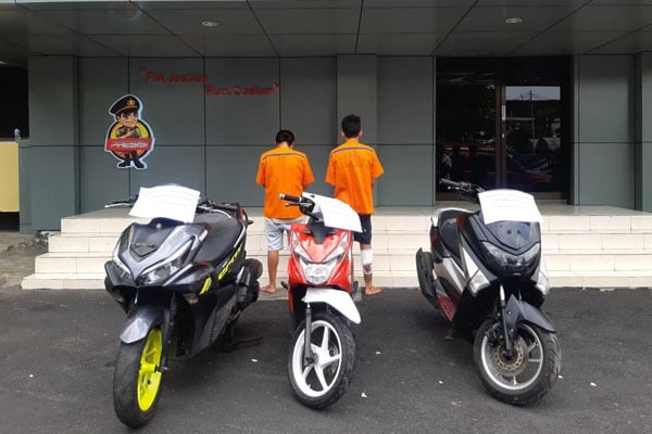 Dua pelaku pencurian kendaraan bermotor dan tiga hasil kejahatan yang disita Polda Sulawesi Utara