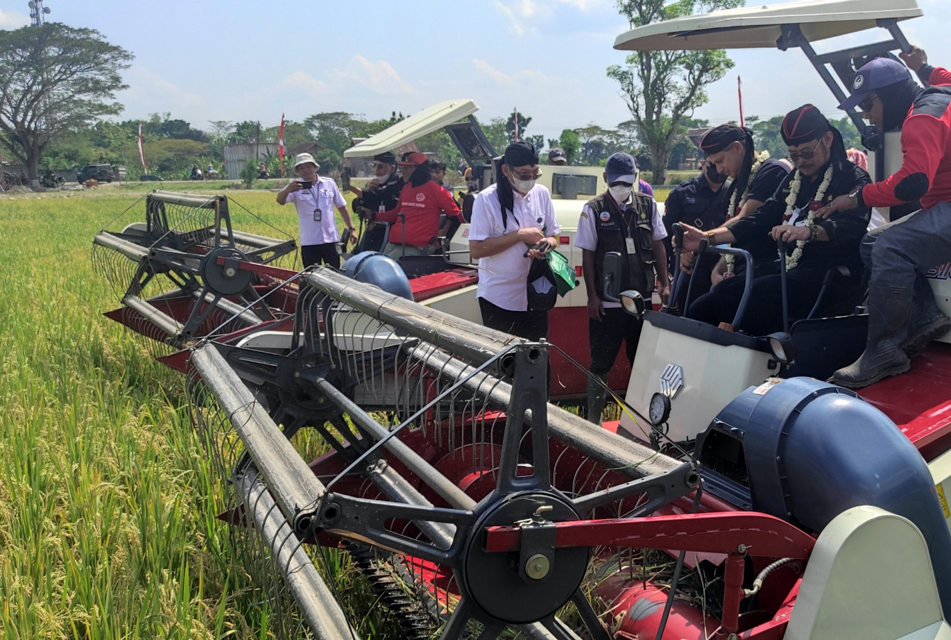 entan Syahrul (kedua dari kanan) didampingi perwakilan FAO dan Bupati Sukoharjo Etik Suryani menaiki mesin panen menandai dimulainya panen p