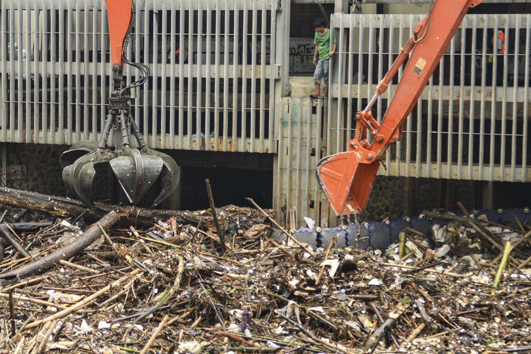  Pengerukan sampah di Pintu Air Manggarai.