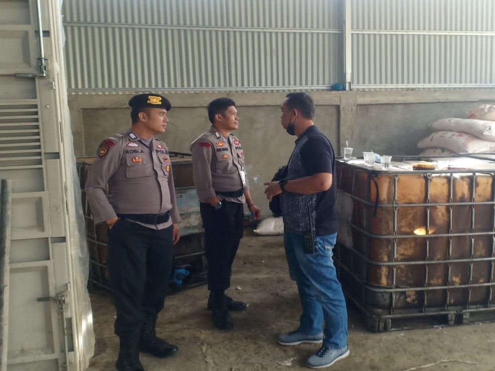 Suasana anggota Polres Kerinci saat menggerebek gudang penyimpanan minyak solar ilegal, rokok ilegal, dan pupuk ilegal di gudang.