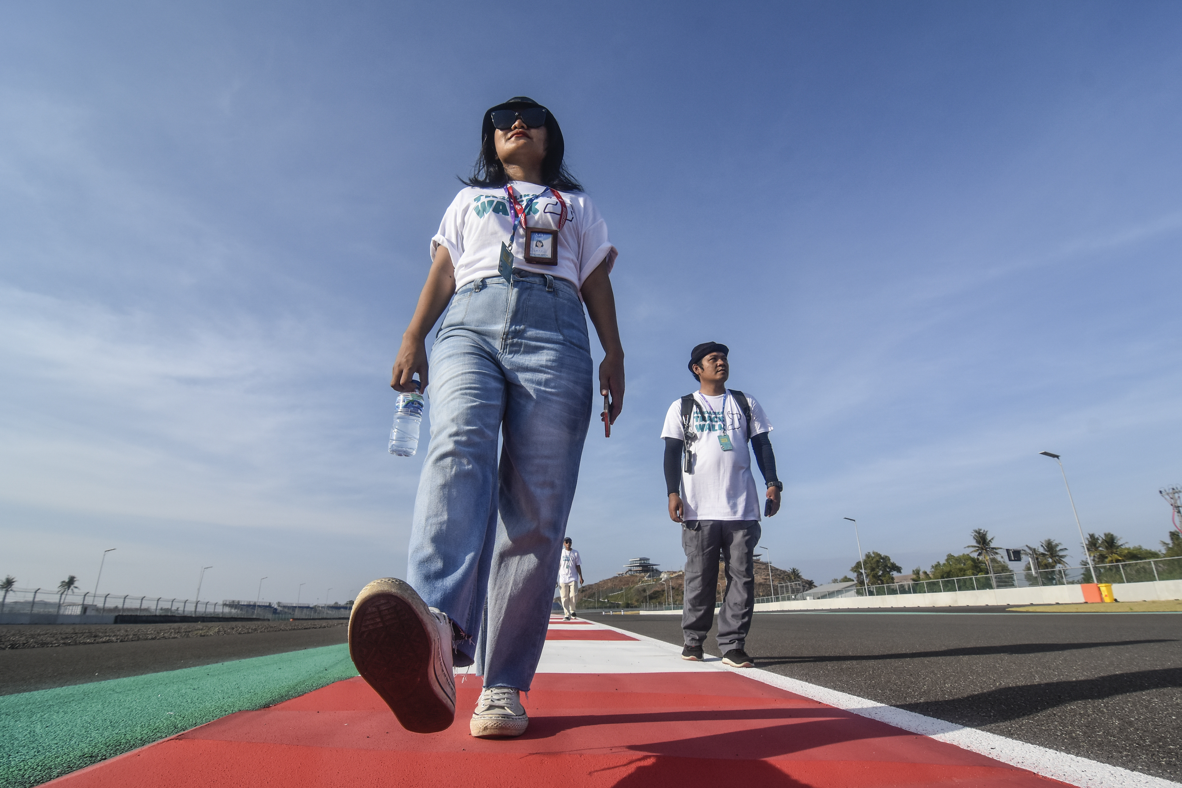 Peserta berjalan kaki di lintasan sirkuit saat berlangsungnya Mandalika Track Walk di Sirkuit Mandalika, Lombok Tengah, Senin (1/8).