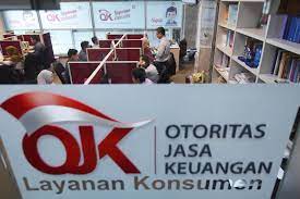 Petugas Otoritas Jasa Keuangan (OJK) beraktivitas di ruang layanan Konsumen, Kantor OJK, Jakarta.