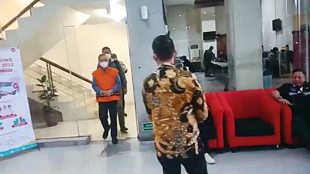 Tersangka Karomani saat akan diperiksa oleh Penyidik KPK pada hari ini.