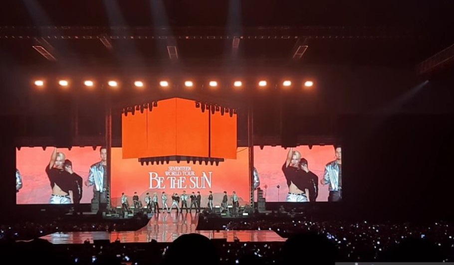 Aksi Jun SEVENTEEN saat membawakan koreografi untuk lagu barunya, Limbo, di sela gelaran konser SEVENFEEN [BE THE SUN] - JAKARTA.