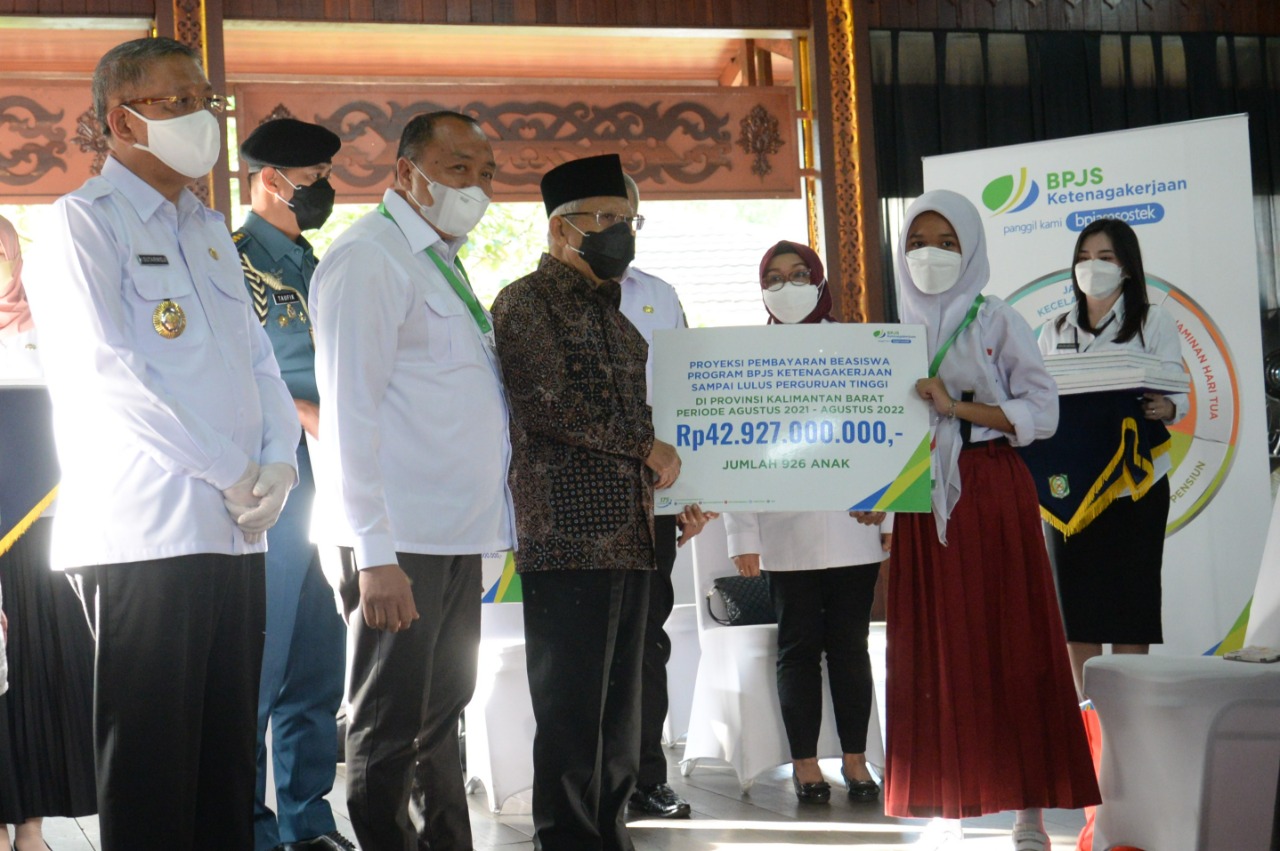 Wakil Presiden Ma'ruf Amin memberikan manfaat beasiswa BPJS Ketenagakerjaan di Pontianak, Kalimantan Barat