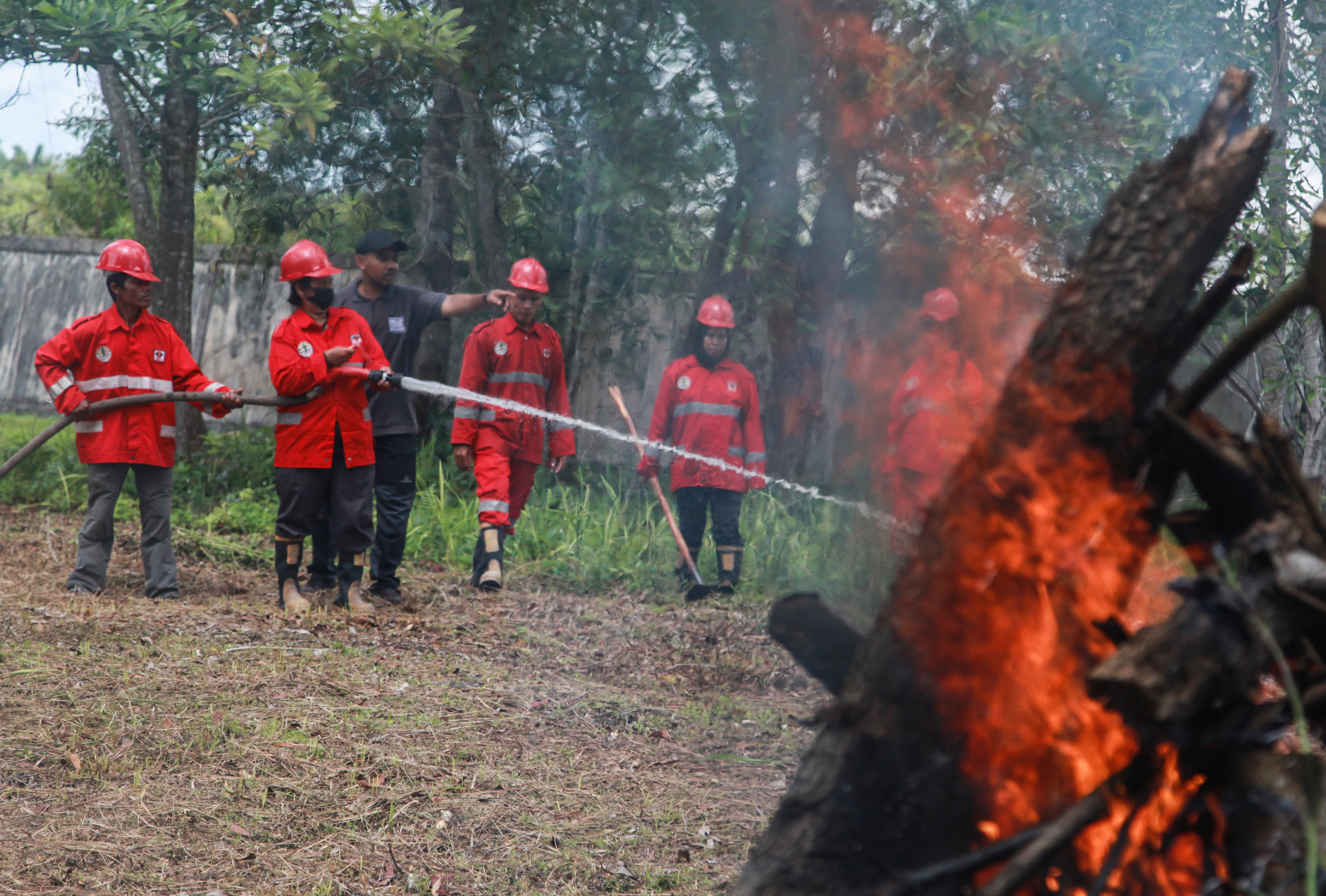 Relawan mengikuti pelatihan penanganan karhutla di Palangka Raya, Kalimantan Tengah, Sabtu (10/9/2022)
