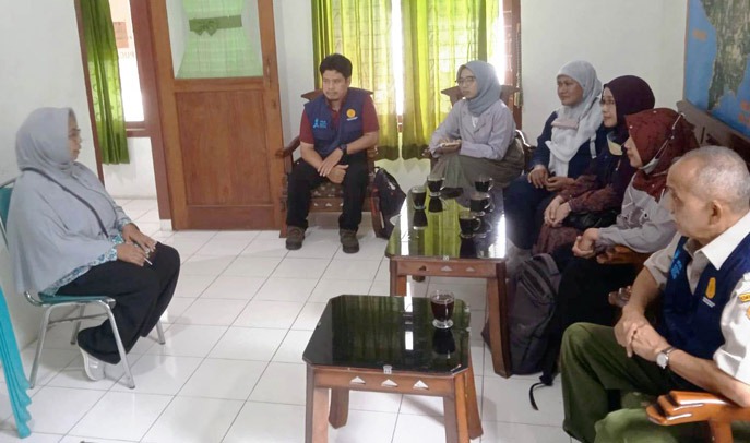 Wadir I Polbangtan Malang, Novita DK menemui Ketua Komunitas PEKKA, Ibu Kun (kiri) untuk mendorong pelibatan lebih banyak perempuan berwirau