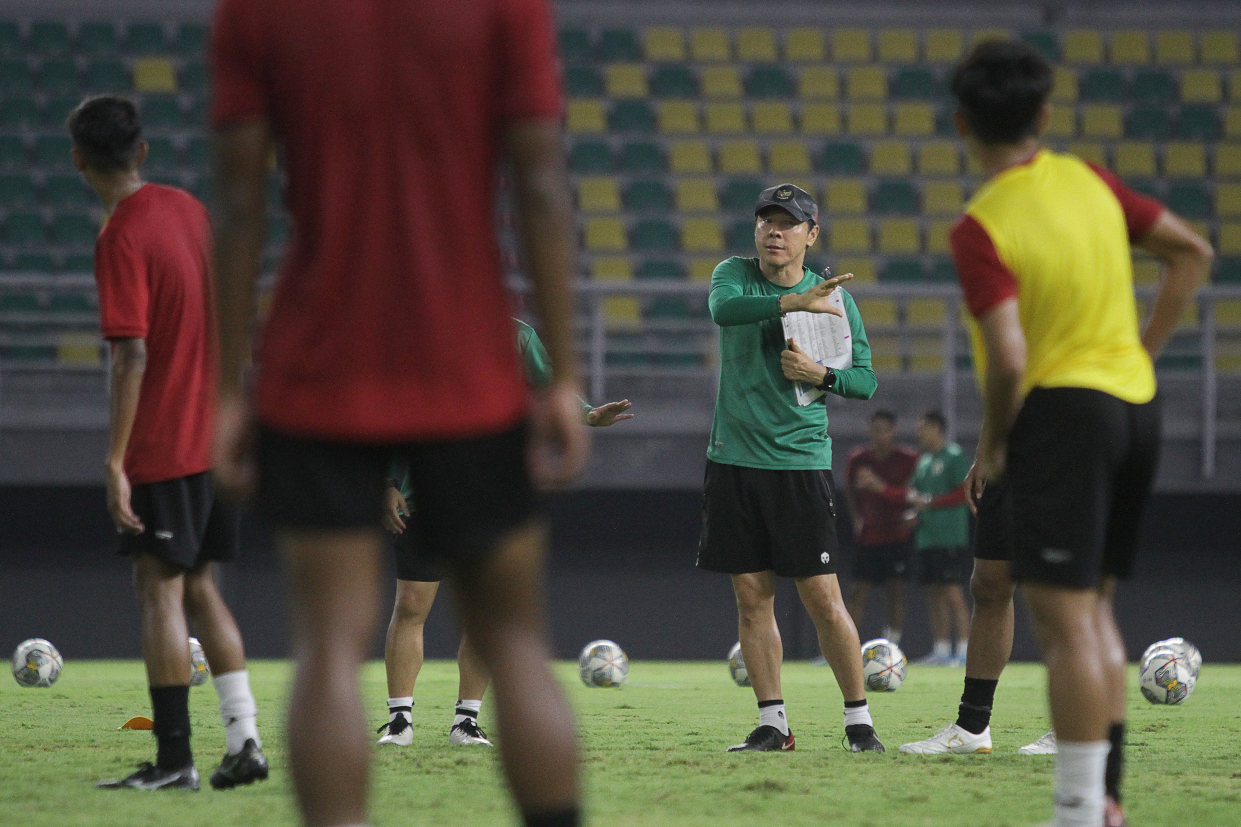 Pelatih Timnas U-19 Shin Tae-yong saat memberikan instruksi dalam latihan.