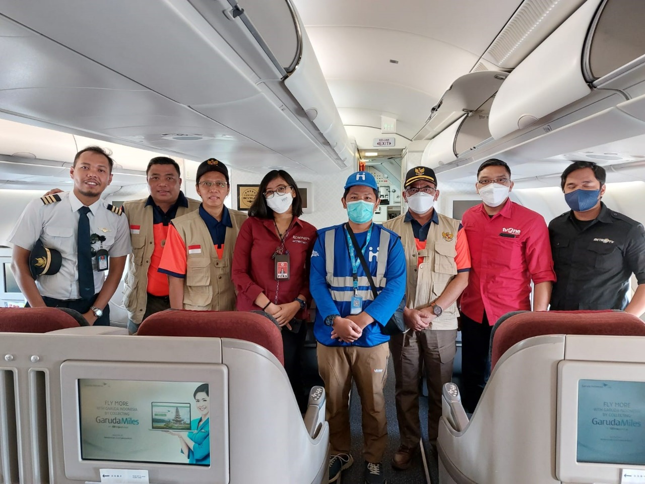 Relawan Human Initiative dan rombongan menaiki pesawat Garuda Indonesia terbang menuju Pakistan.