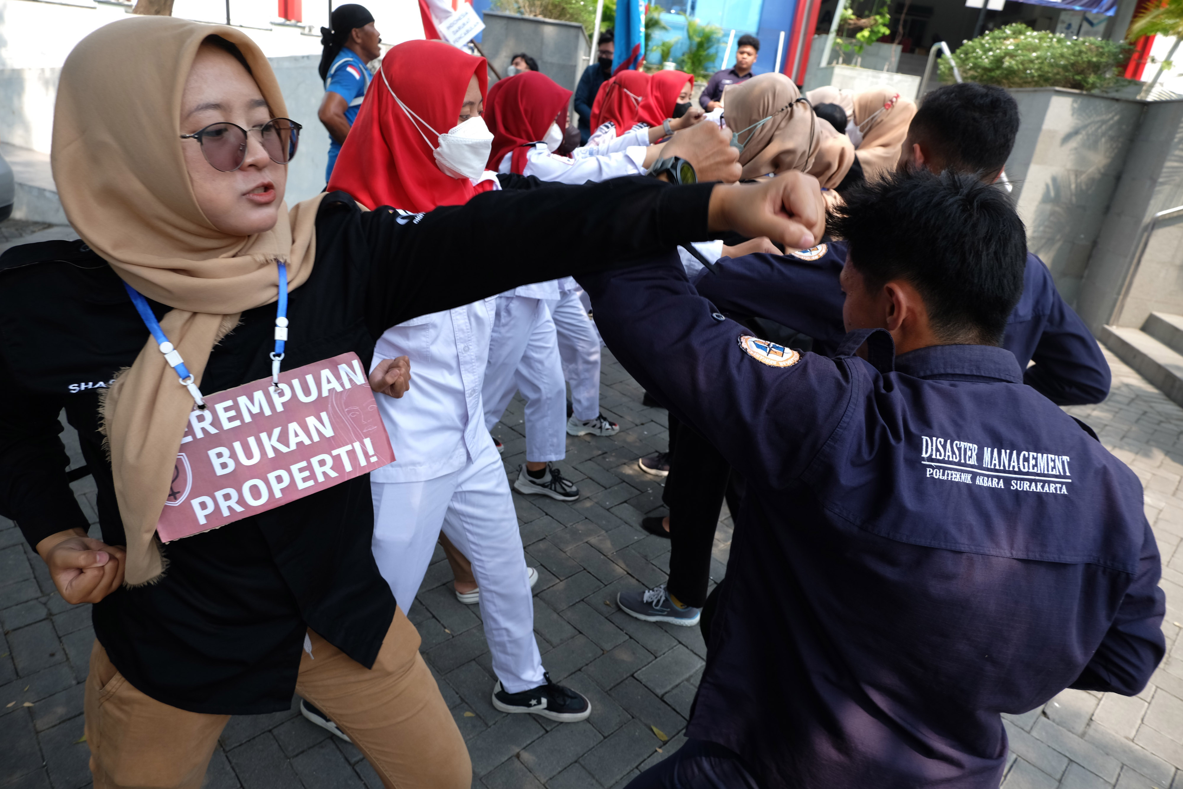 Mahasiswa Politeknik Akbara Solo dalam orasi lawan pelecehan seksual di halaman kampus setempat, Solo, Jawa Tengah, Rabu (20/7/2022)