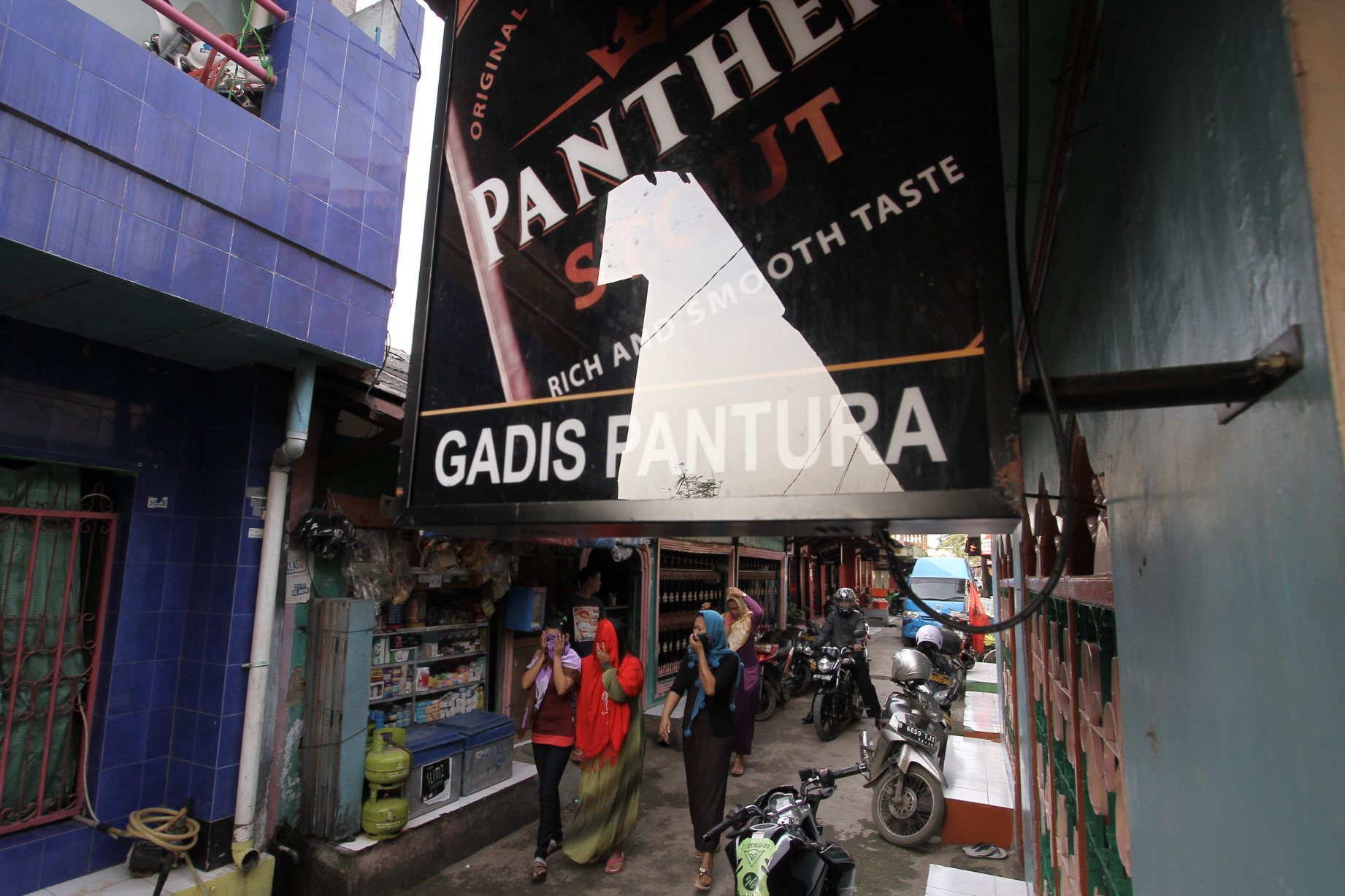 Kampung wisma Rawa Malang Cilincing, Jakarta Utara, yang dijadikan tempat prostitusi pada malam hari.