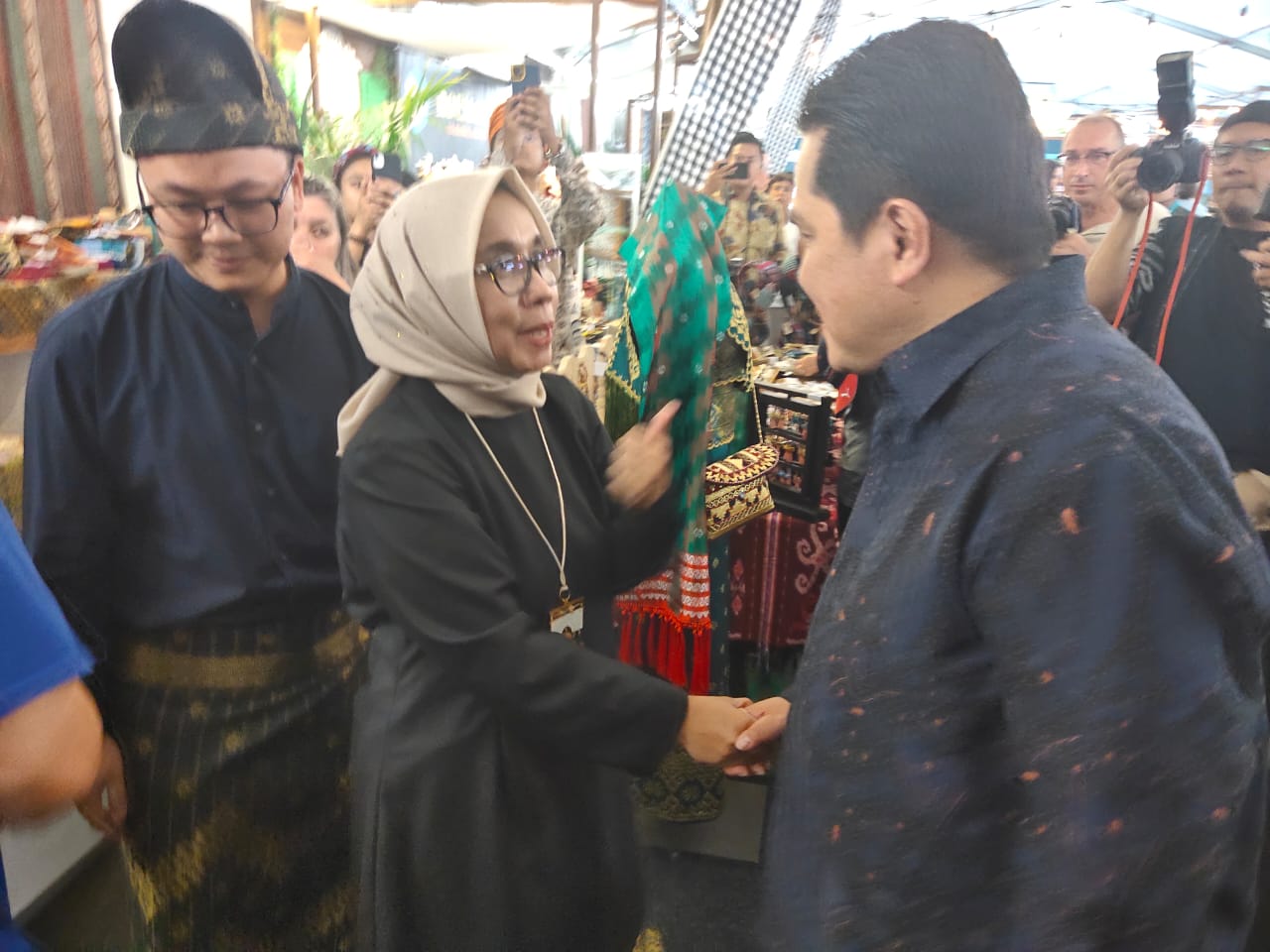 Menteri BUMN Erick Thohir mengunjungi dan berdialog dengan pelaku UMKM binaan Pertamina di Tong Tong Fair, Belanda.