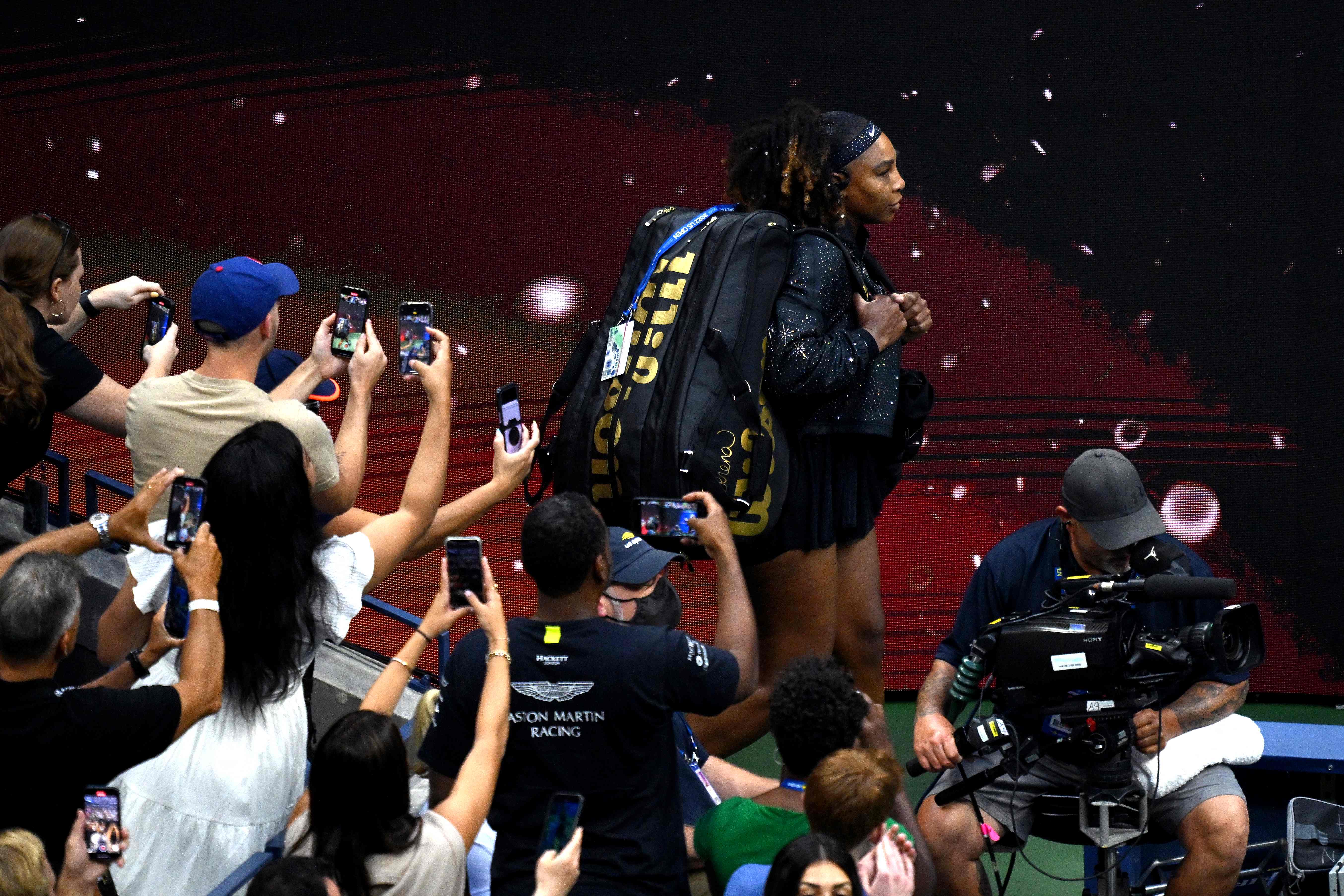 Petenis AS Serena Williams meninggalkan lapangan usai menyatakan pensiun dari dunia tenis pascakekalahan di babak ketiga US Open.