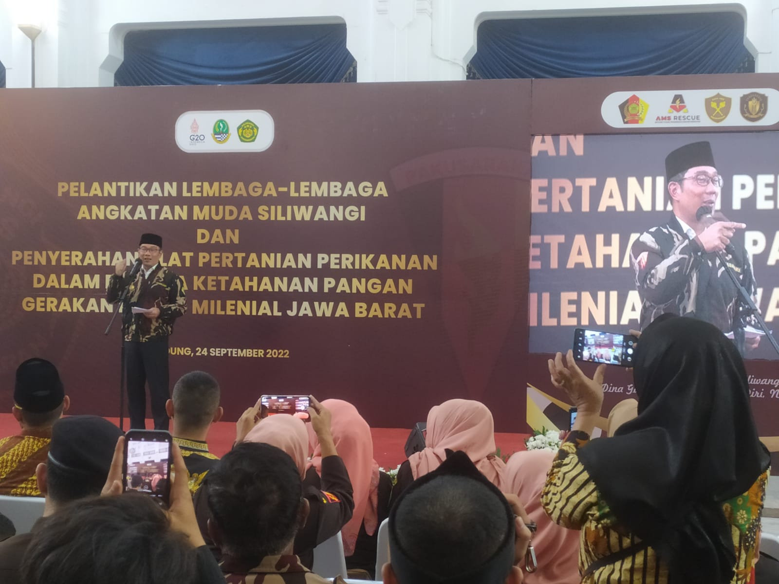 Gubernur Jabar Ridwan Kamil saat melantik pengurus organisasi sayap Angkatan Muda Siliwangi