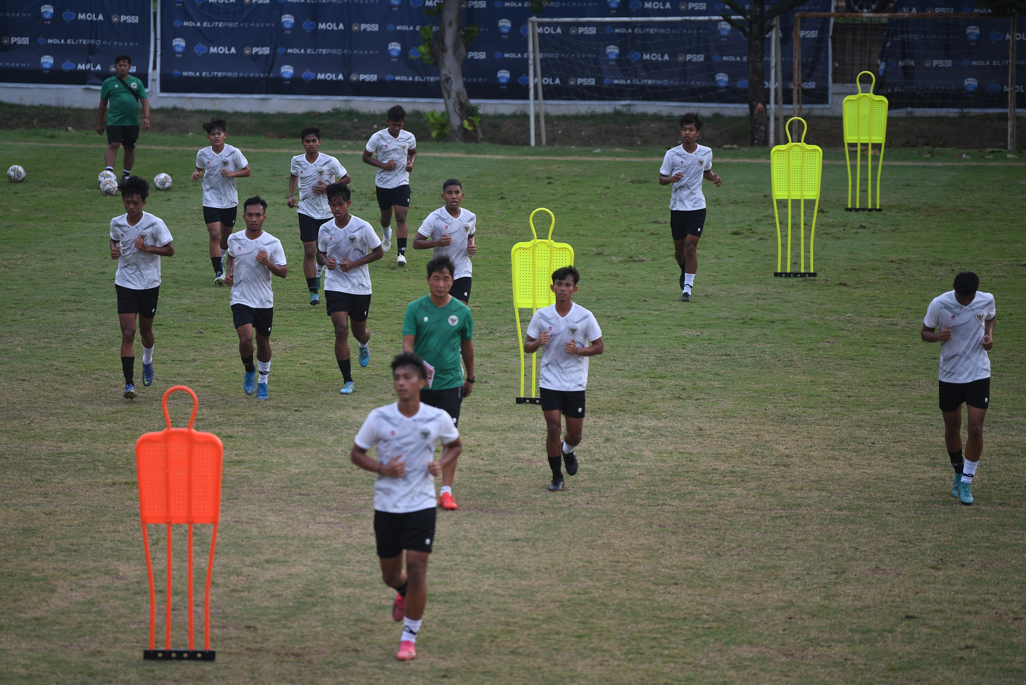 Sejumlah pesepak bola Timnas Indonesia U-19 berlatih di Lapangan ABC, Senayan, Jakarta, Selasa (30/8).
