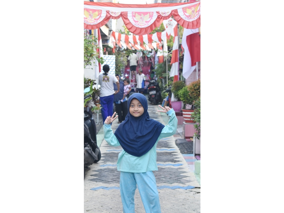 Penulis berpose di depan jalan kampungnya. 