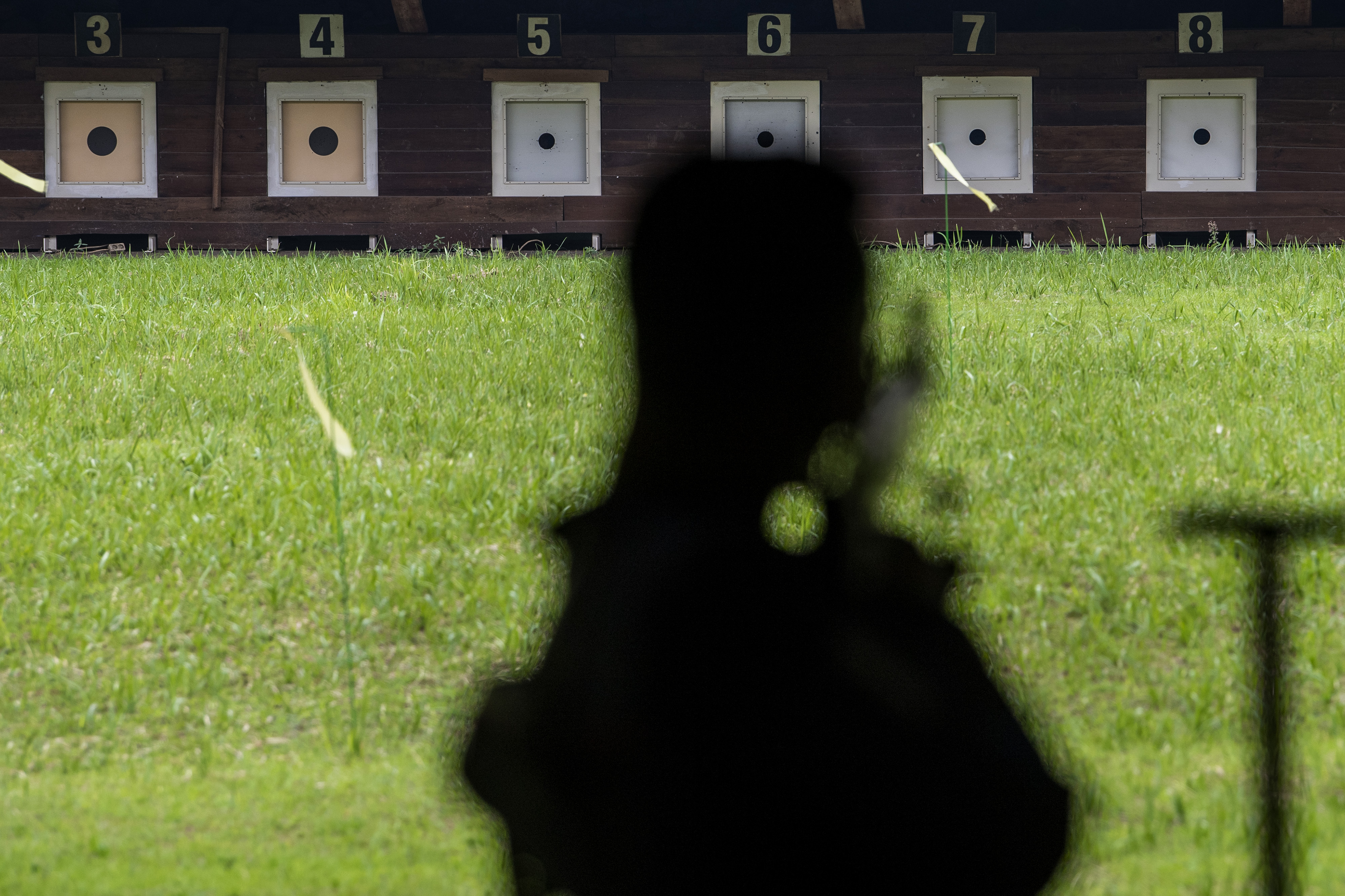 Seorang atlet panahan berlatih memanah di Lapangan Panahan KONI, di Cimahi, Jawa Barat