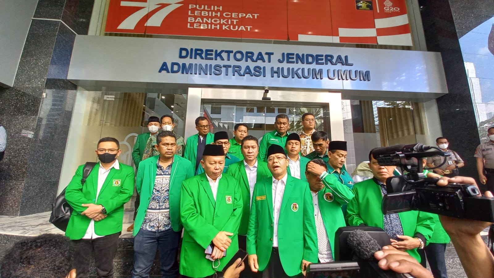 Plt Ketum DPP PPP Muhammad Mardiono dan pimpinan partai menyerahkan berkas kepengurusan hasil Mukernas ke Kemenkumham, Selasa (6/9)