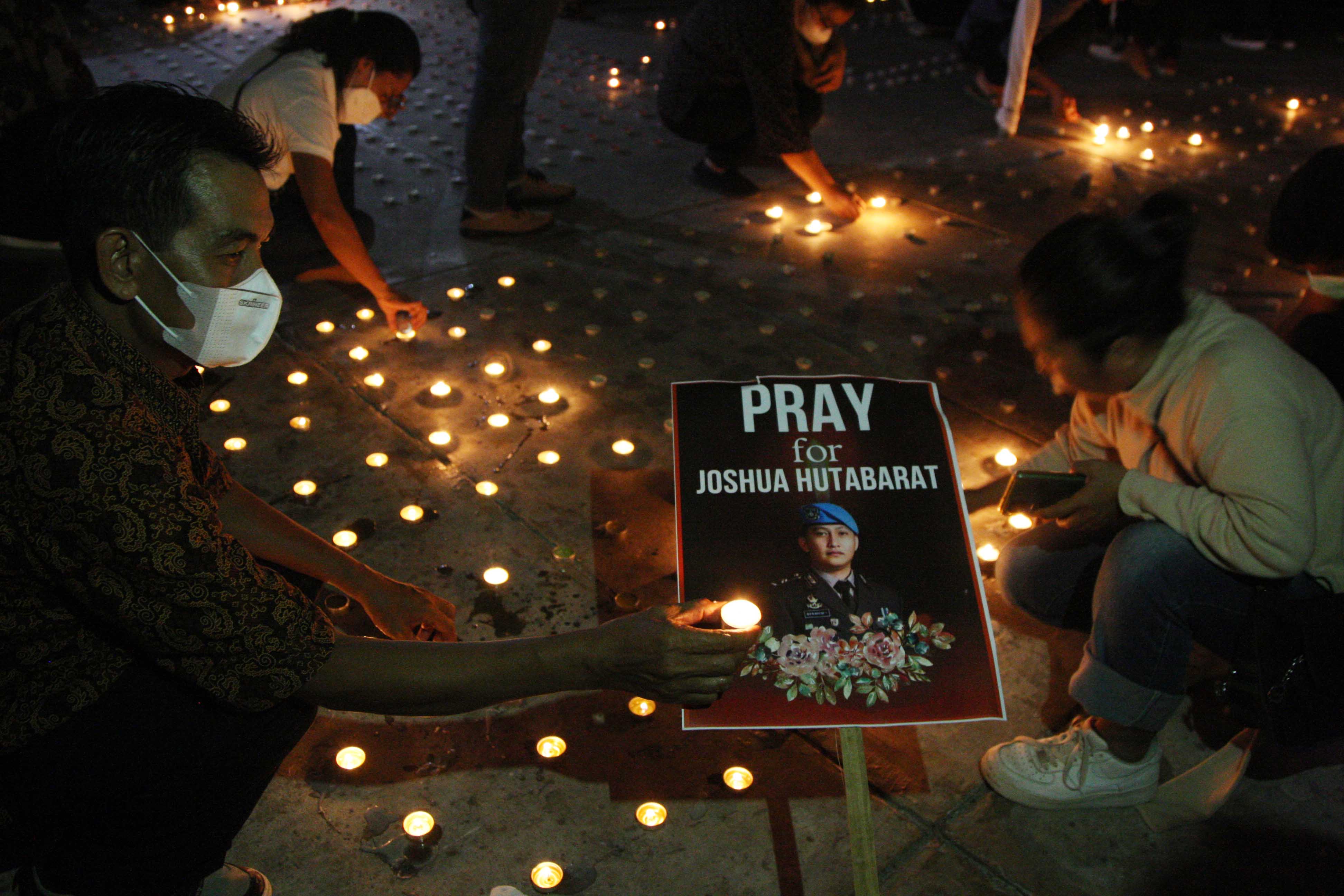 Warga menyalakan lilin saat mengikuti malam hening Keadilan Untuk Joshua di plaza Taman Ismail Marzuki, di Jakarta.
