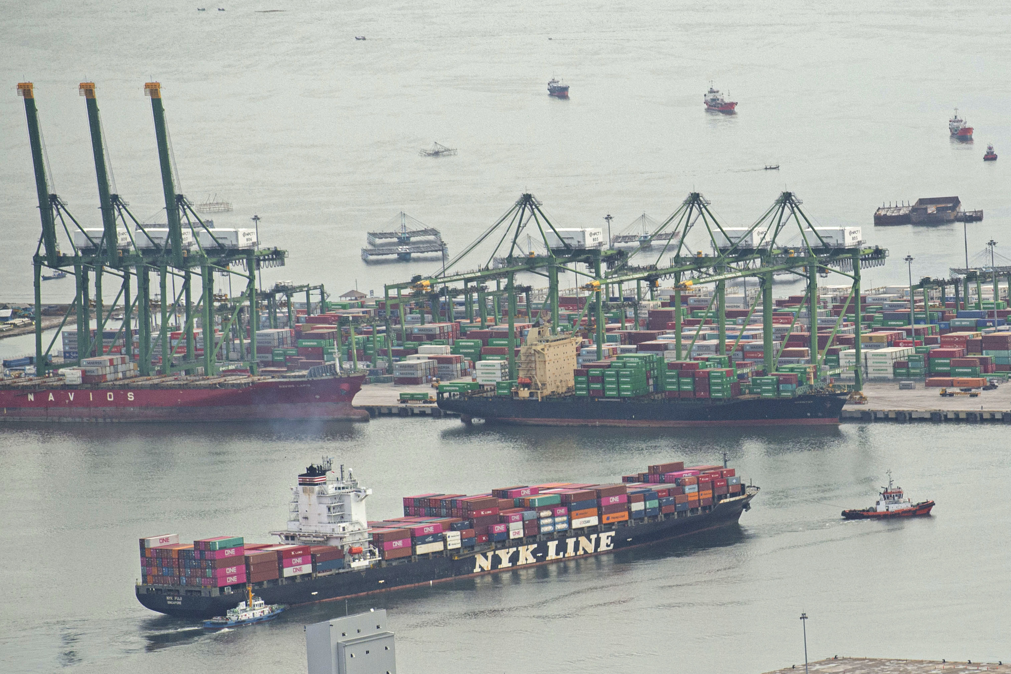 Kapal kargo bersiap berlabuh untuk bongkar muat kontainer di Pelabuhan Tanjung Priok.