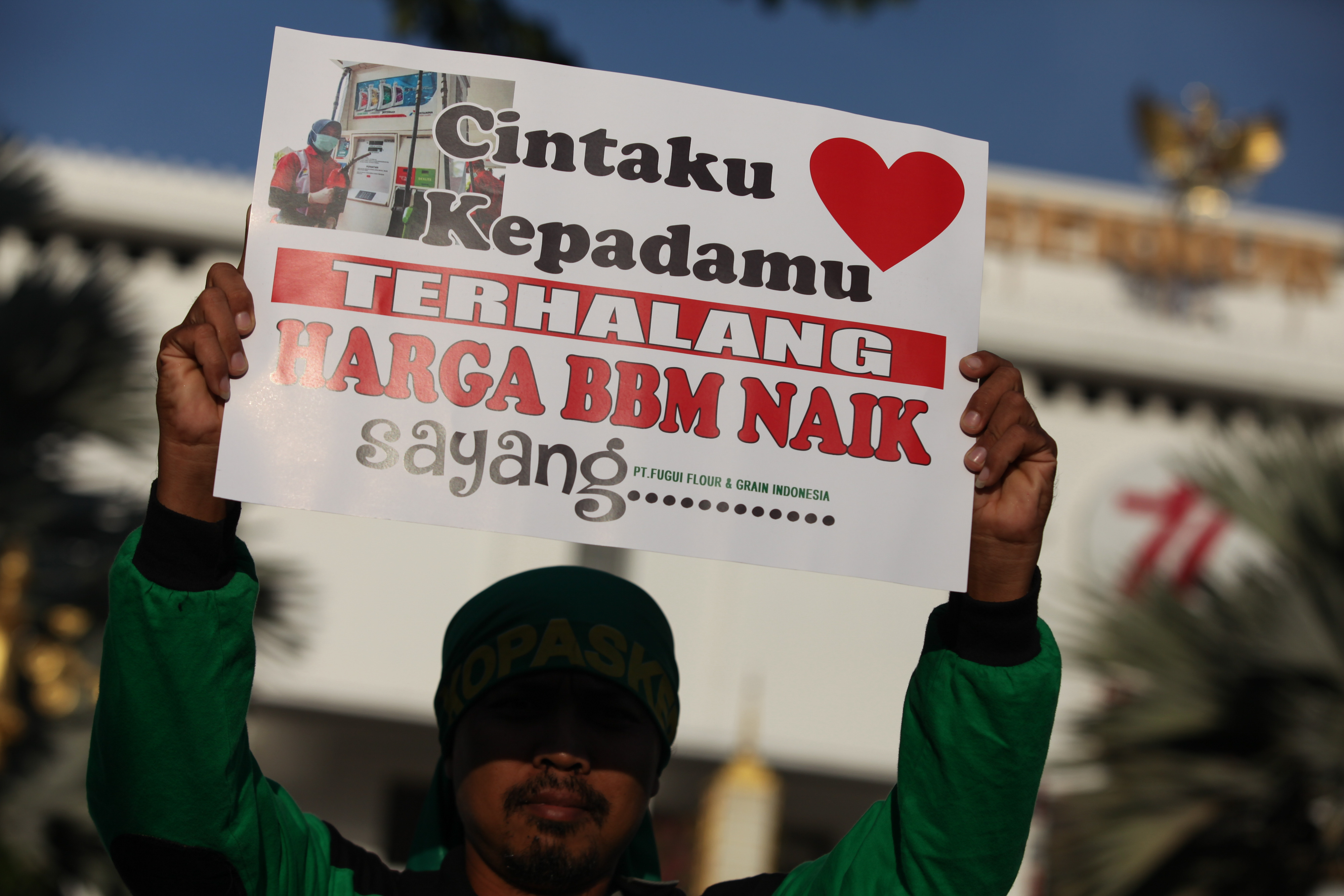 Aksi buruh saat melakukan protes terhadap penaikan harga BBM.