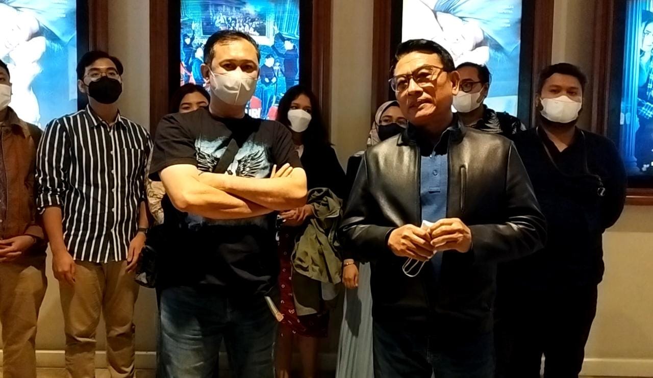 Kepala KSP Moeldoko (kanan) seusai nonton bareng bersama para milenial.
