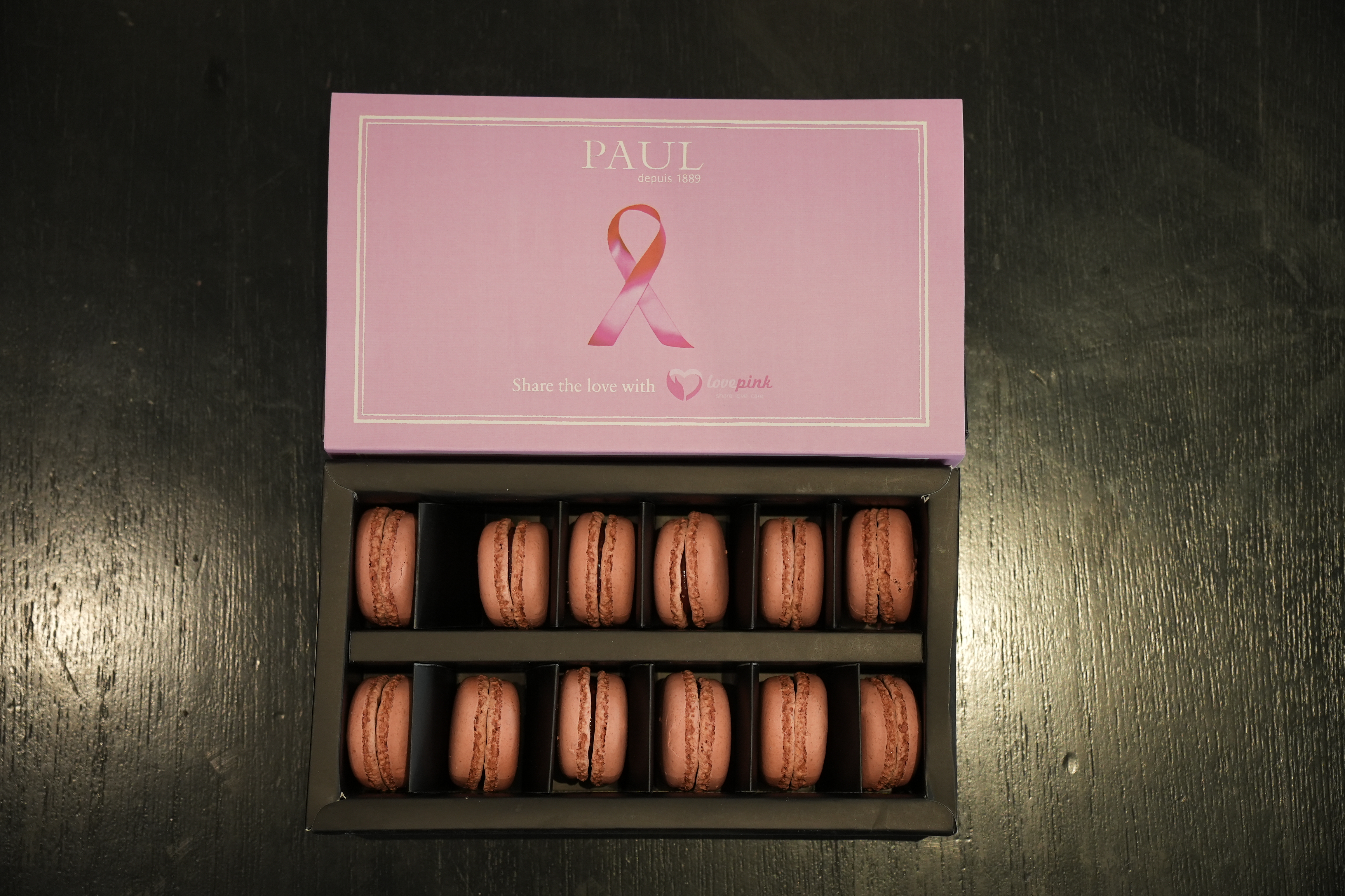 Raspberry Maccaron dari Paul yang dibuat khusus mendukung Bulan Peduli Kanker Payudara