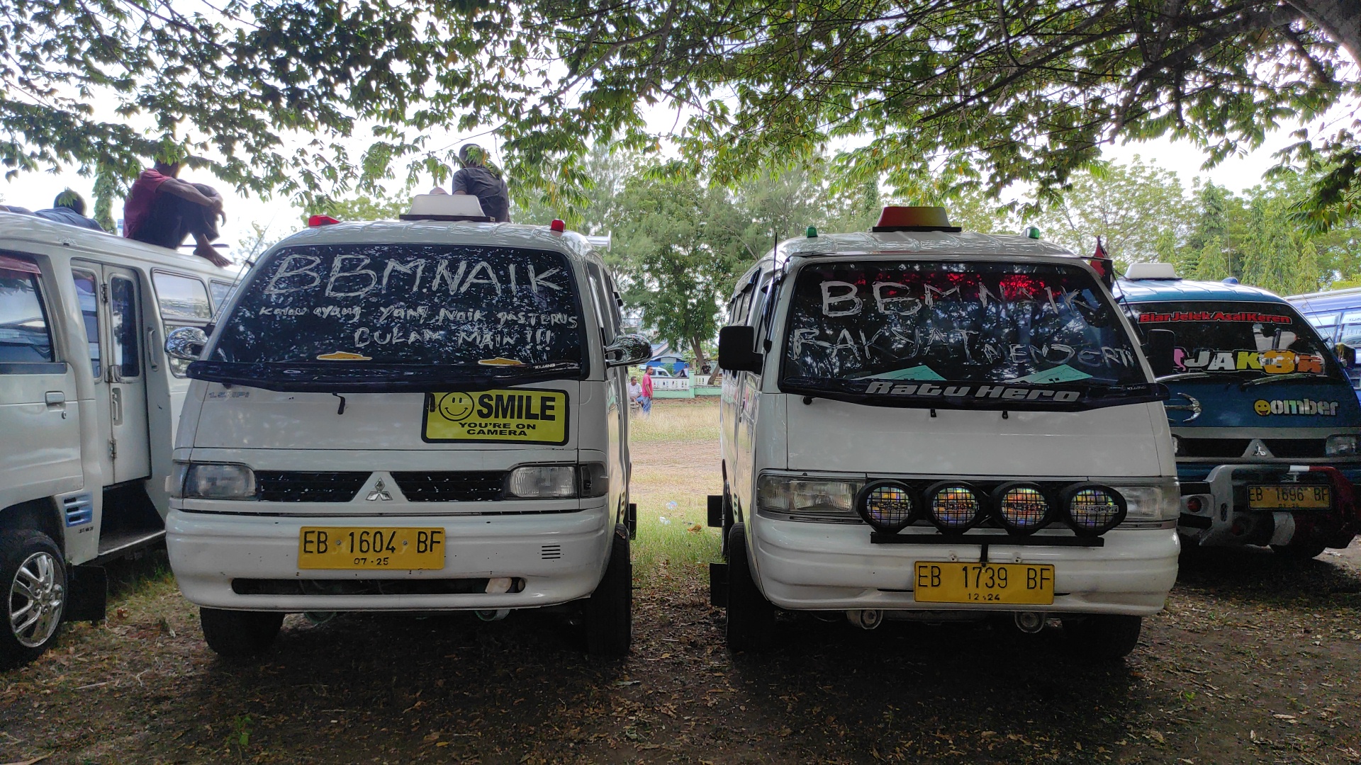 Sopir angkot memarkirkan kendaraannnya di halamam DPRD Sikka melakukan aksi mogok menolak kenaikan BBM subsidi, Senin (5/9/2022)