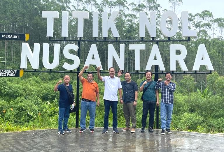 Anggota Bidang Pertanian, Peternakan, dan Kemandirian Desa DPP NasDem H Ayep Zaki (berbaju putih) saat berkunjung ke IKN.