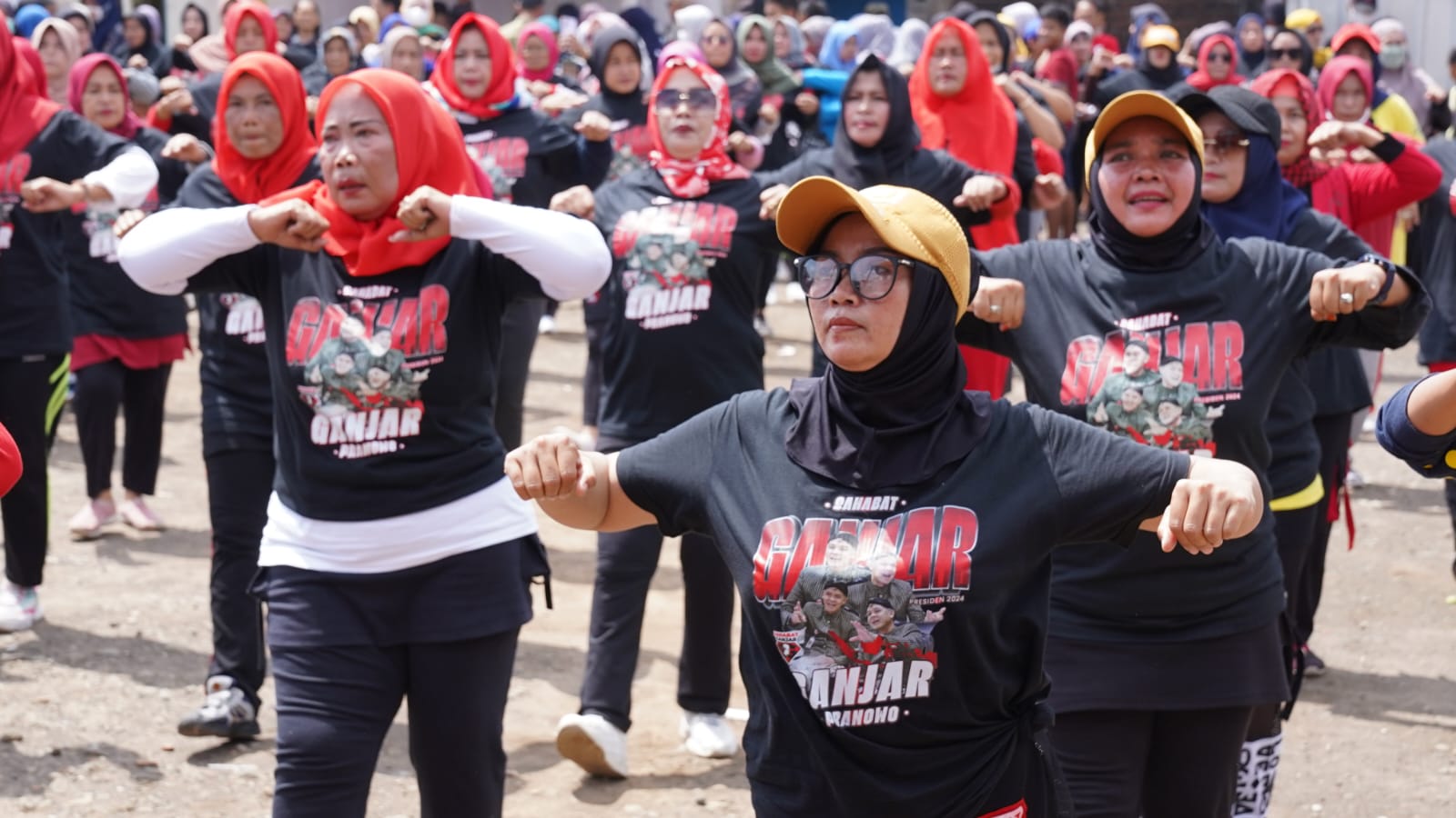Emak-emak di Tasikmalaya mengikuti kegiatan senam sehat yang diadakan Sahabat Ganjar.