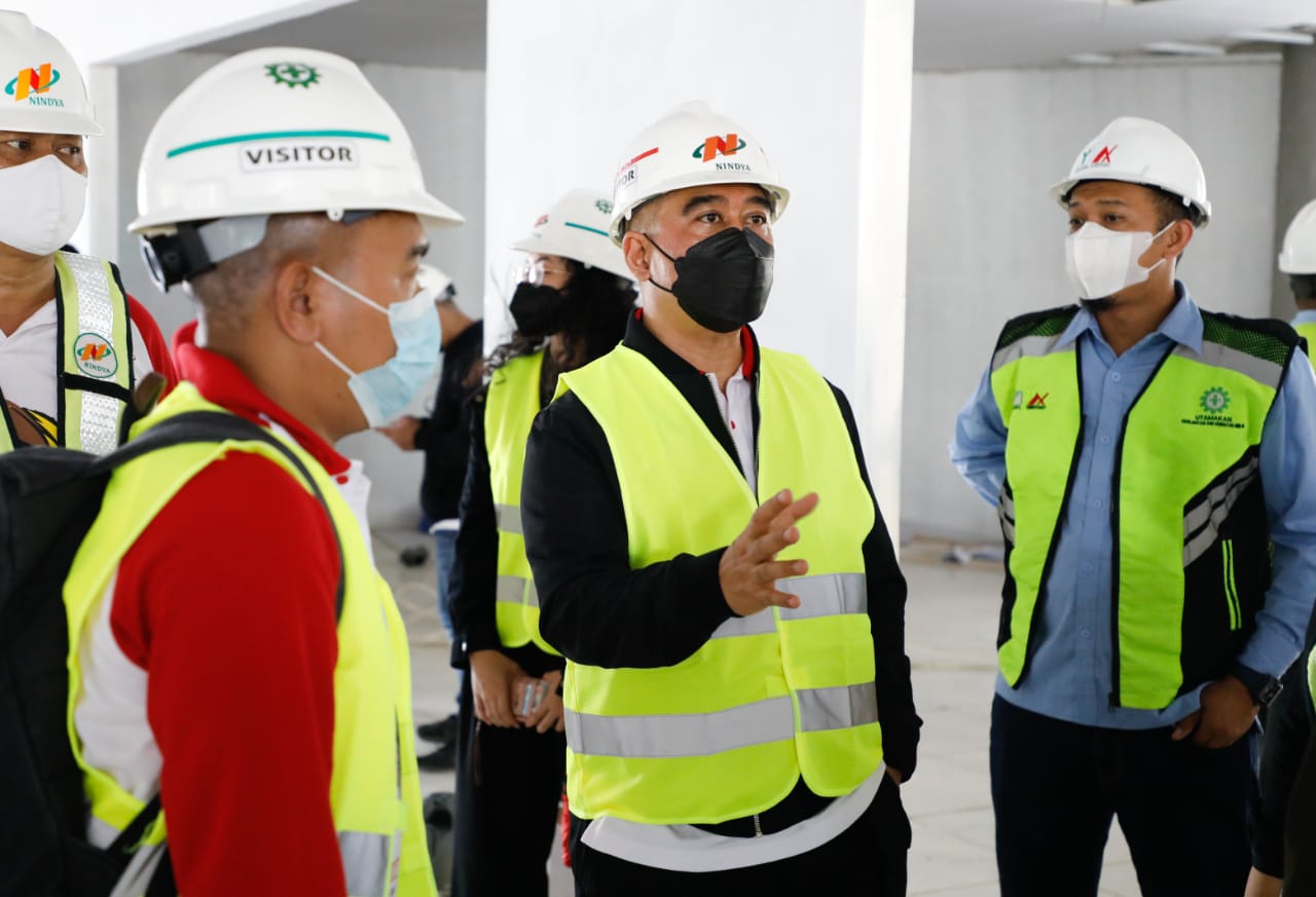 Kepala Balai Prasarana Permukiman Wilayah Papua Direktorat Jenderal Cipta Karya Kementerian PUPR, Corneles Sagrim saat kunjungan ke Gedung P